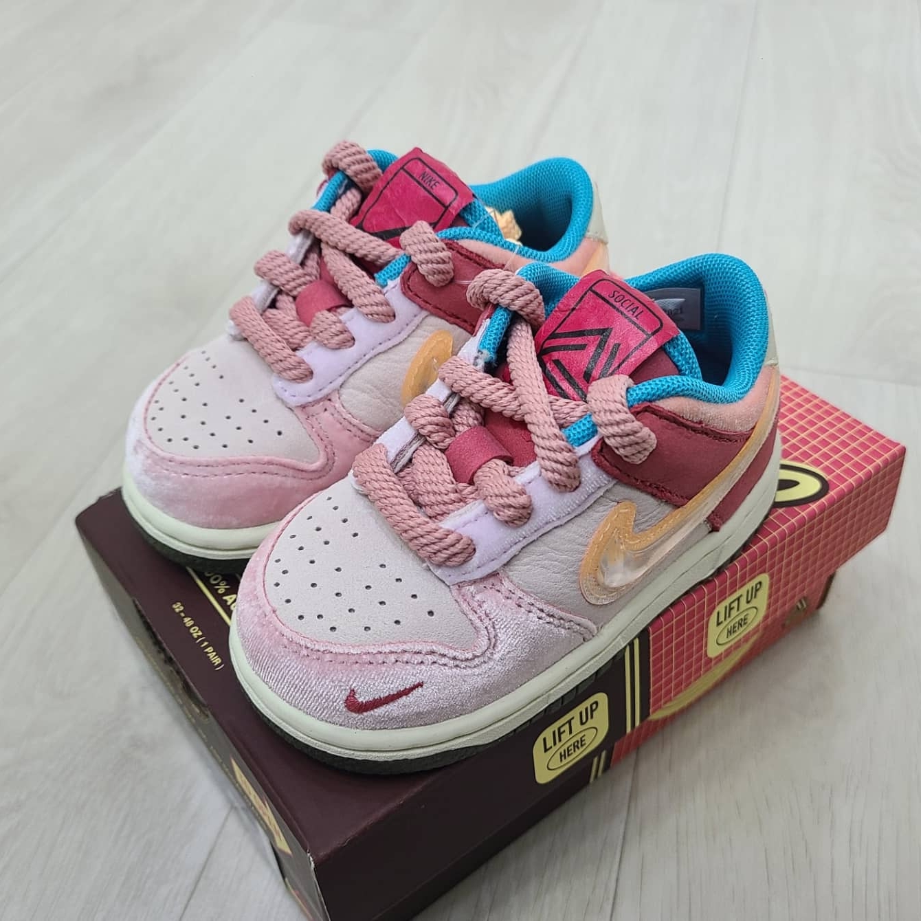 (TD) Nike x Social Status Dunk Low Free Lunch Strawberry Milk 착용 스타일 - 2