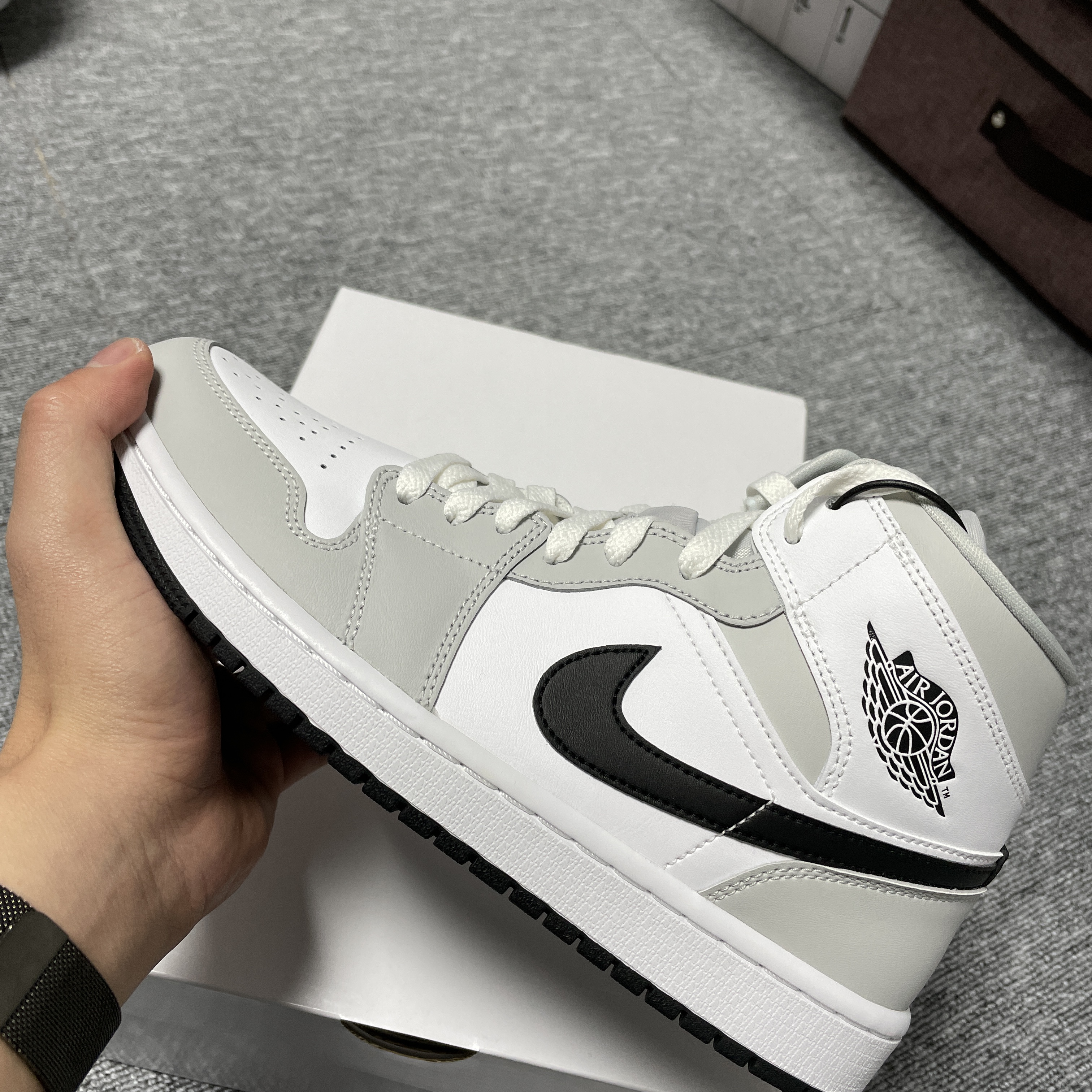 (W) Jordan 1 Mid Grey Fog 착용 스타일 - 1