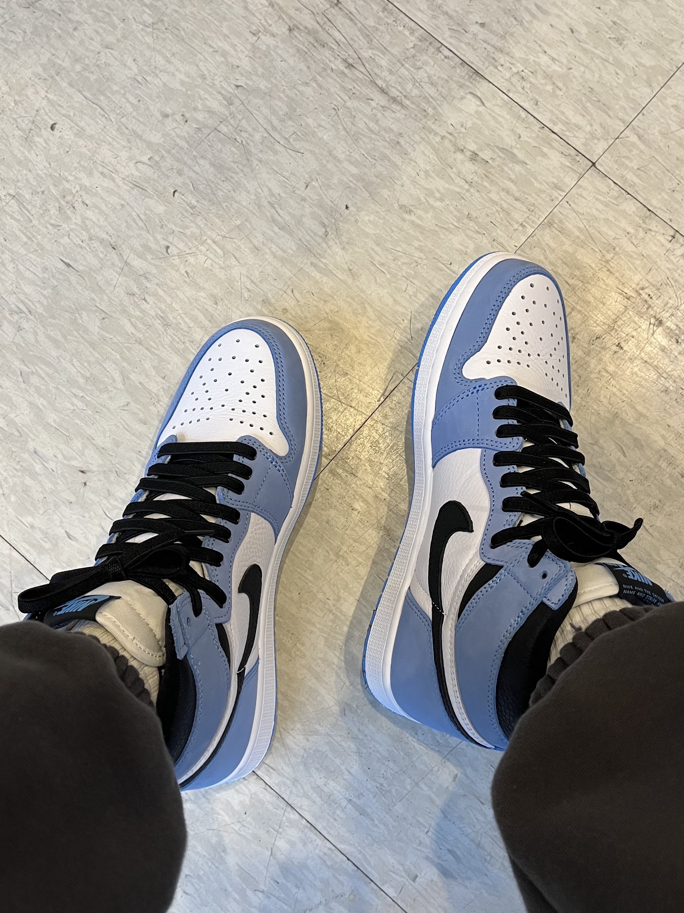 Jordan 1 Retro High OG University Blue 착용 스타일 - 2