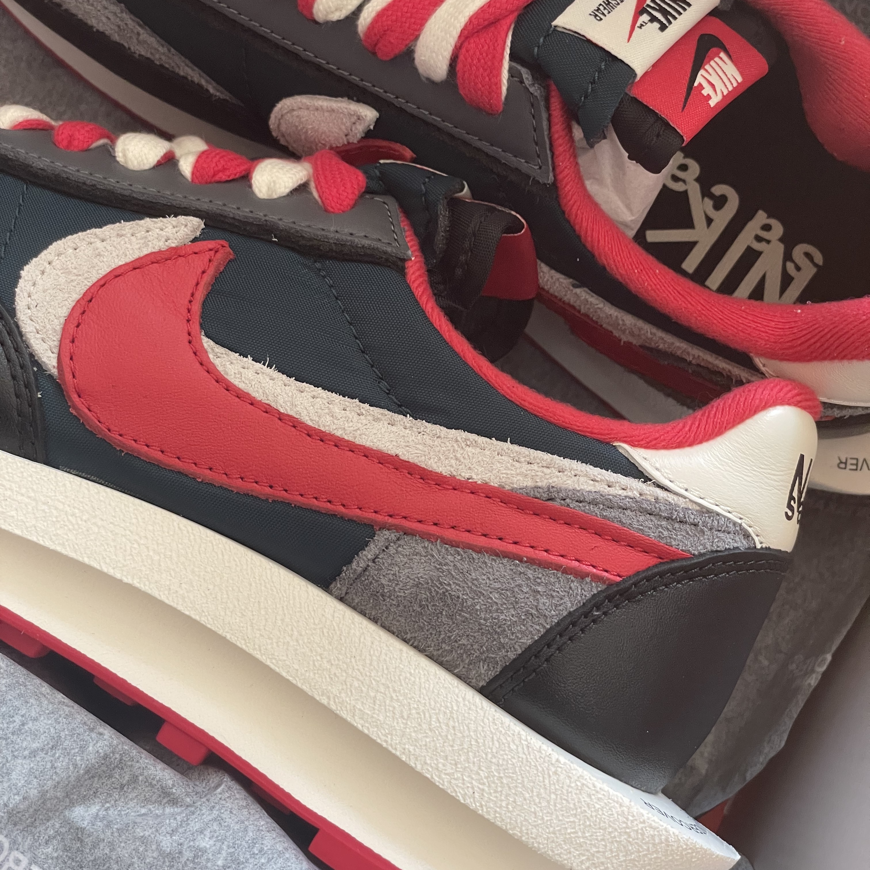 Nike x Sacai x Undercover LDWaffle Midnight Spruce University Red 착용 스타일 - 1