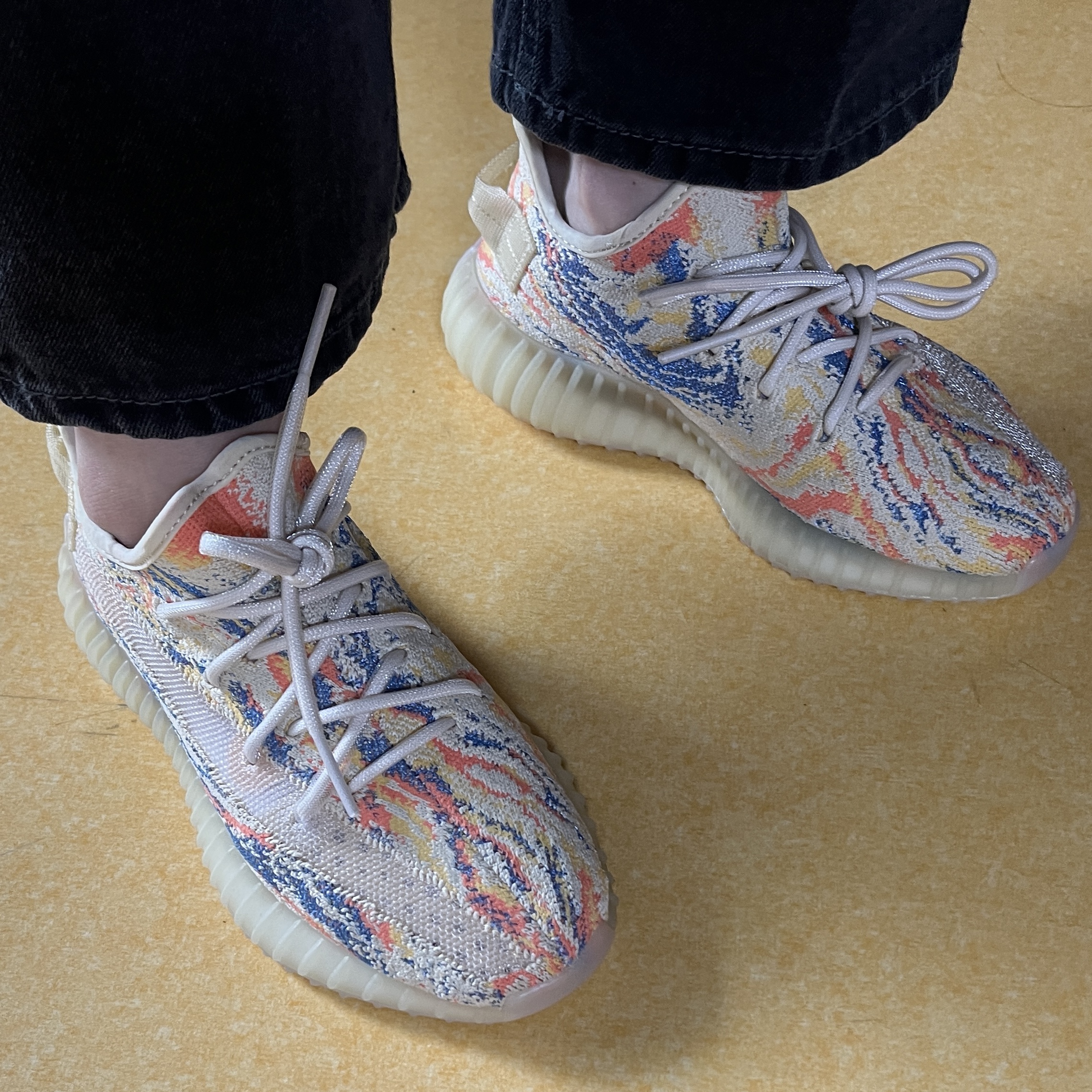 Adidas Yeezy Boost 350 V2 MX Oat 착용 스타일 - 2