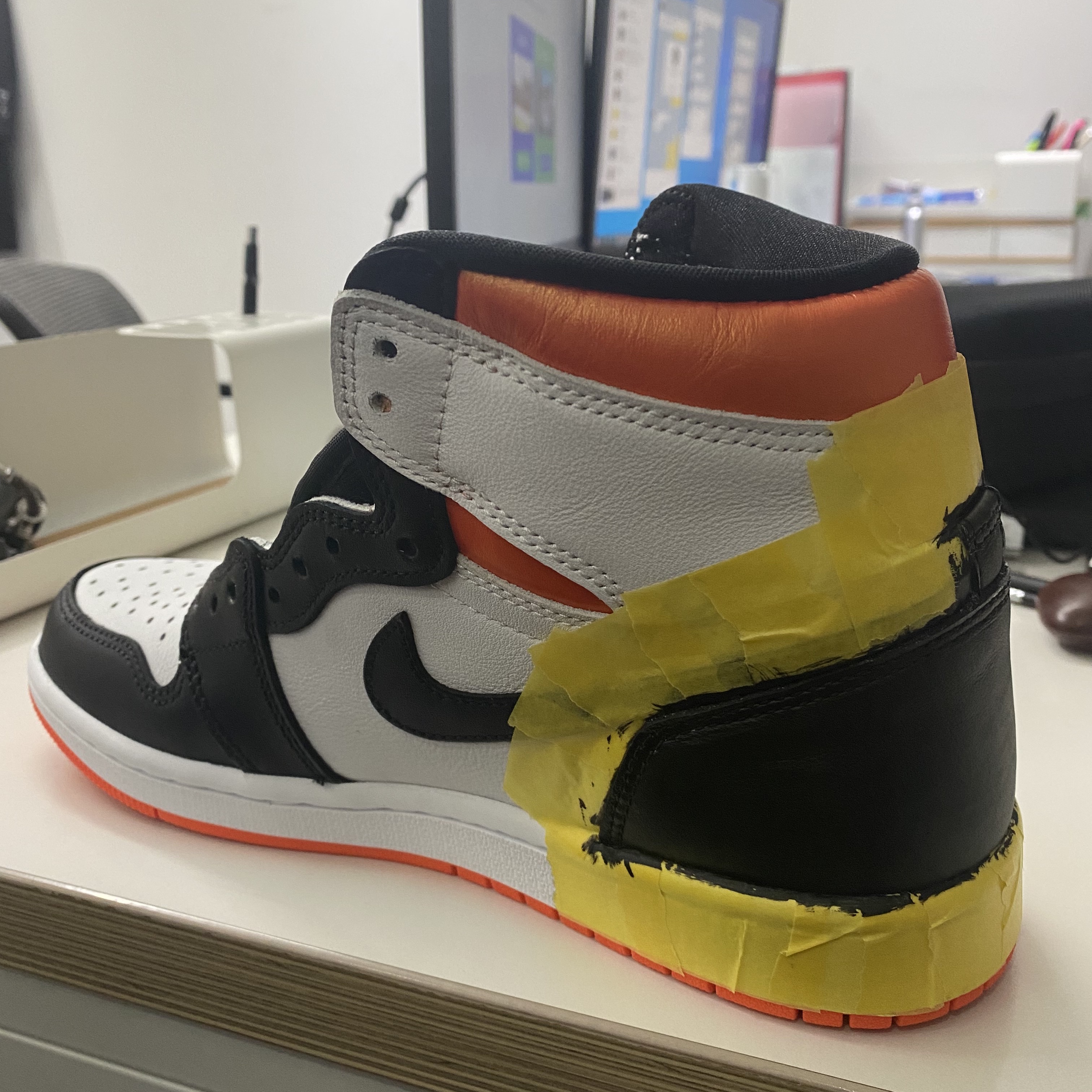 Jordan 1 Retro High OG Electro Orange 착용 스타일 - 1