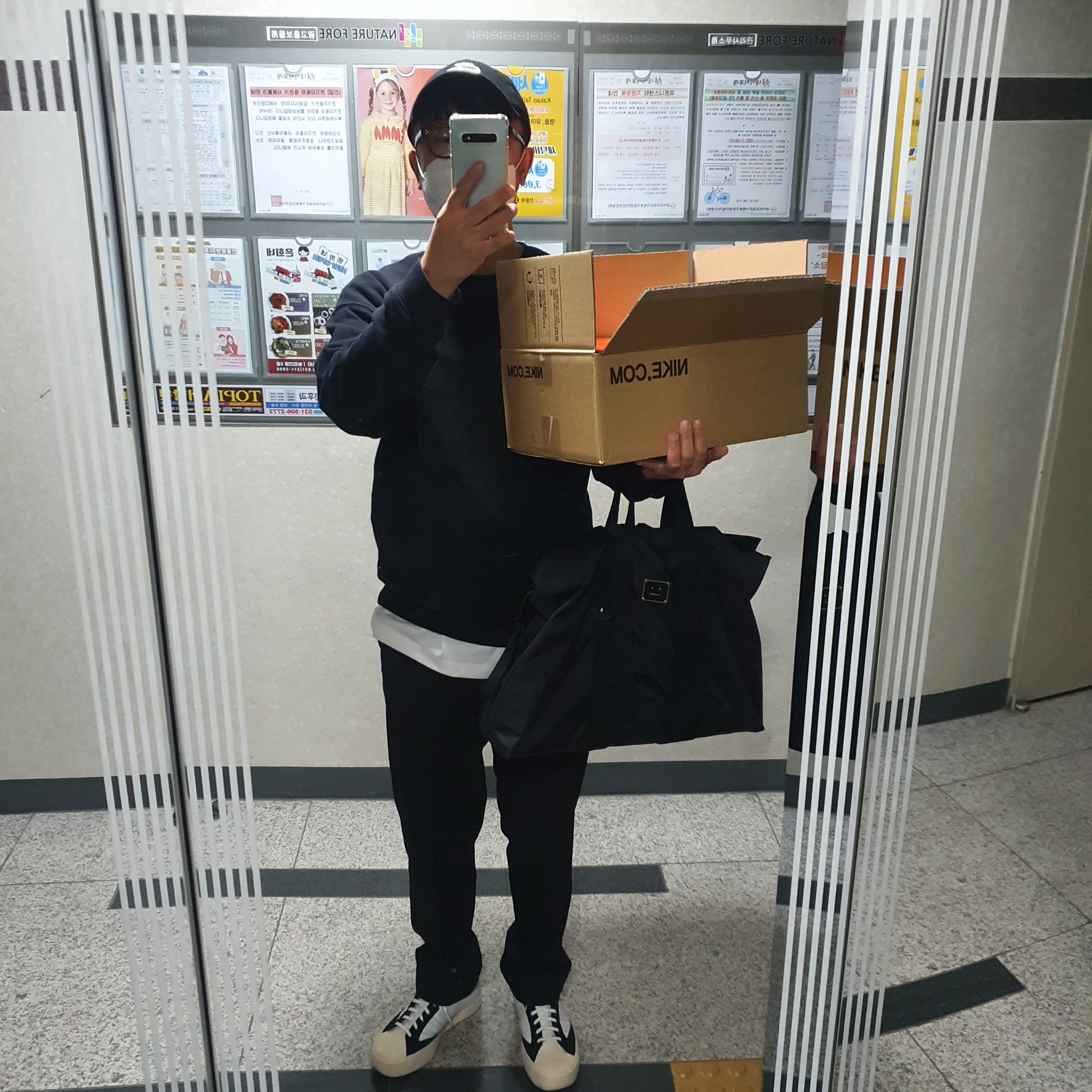 Y-3 Yohji Pro Cloud White Bold Blue, Nike x Sacai x Undercover LDWaffle Night Maroon Team Royal 착용 스타일 - 1