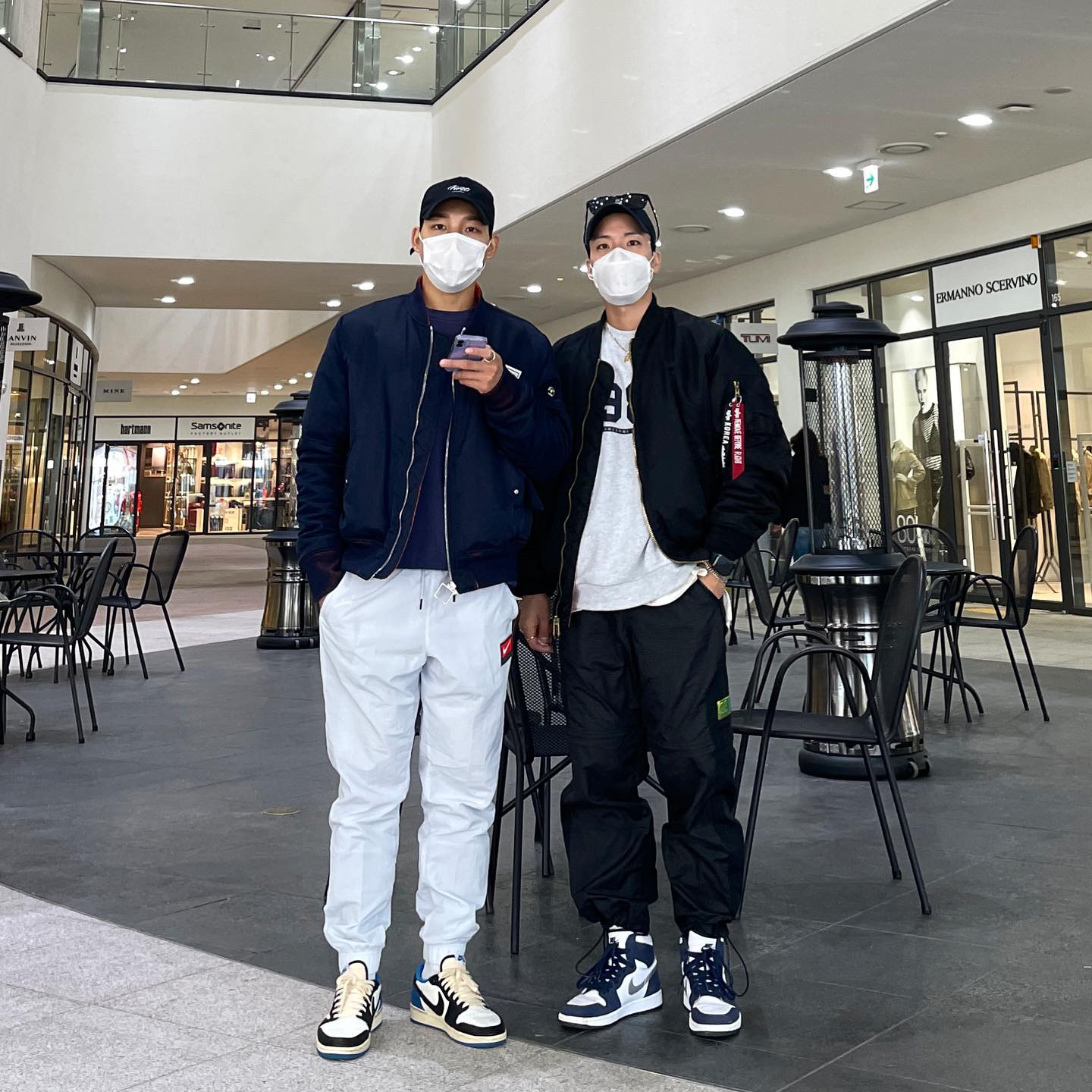 Jordan 1 x Travis Scott x Fragment Retro Low OG SP Military Blue, Jordan 1 Retro High OG CO.JP Midnight Navy 착용 스타일
