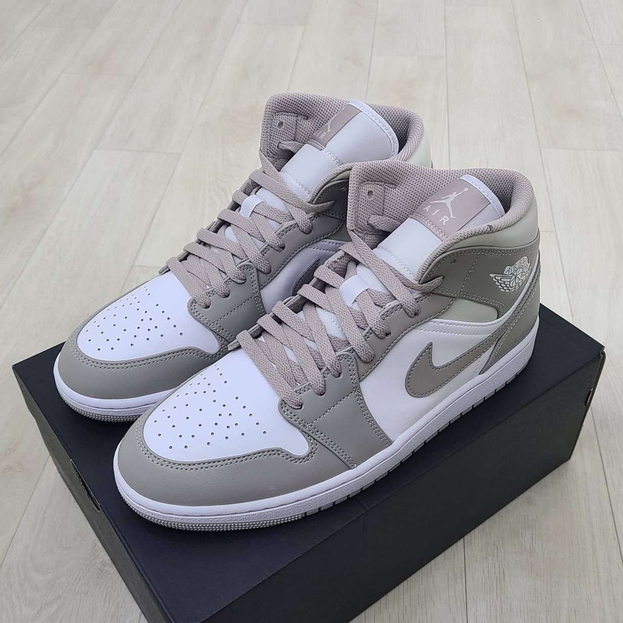 Jordan 1 Mid College Grey 착용 스타일 - 2