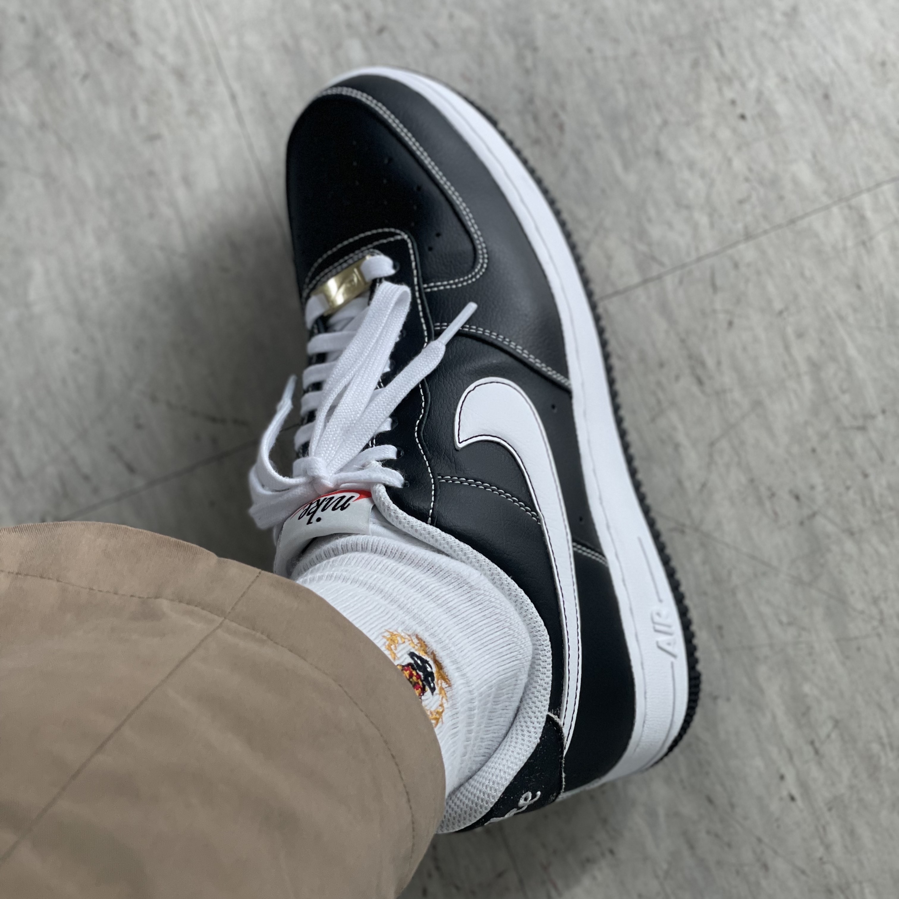 Nike Air Force 1 '07 First Use Black White 착용 스타일 - 2