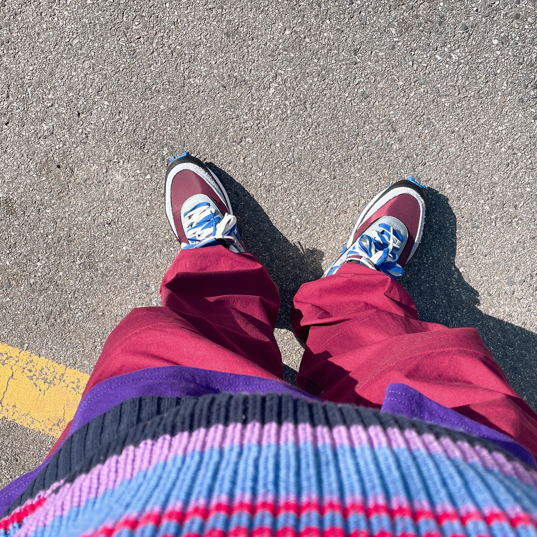Nike x Sacai x Undercover LDWaffle Night Maroon Team Royal 착용 스타일 - 2