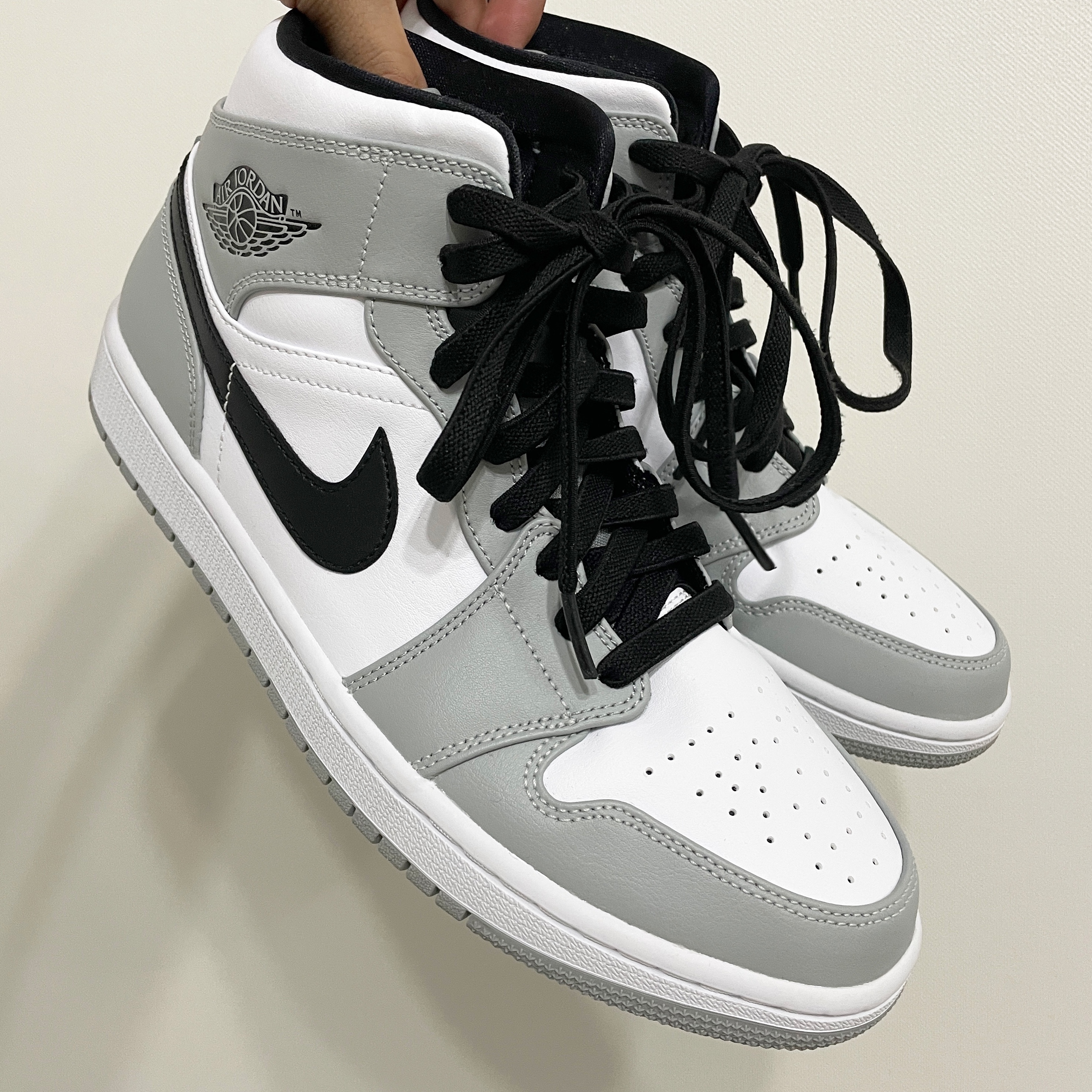 Jordan 1 Mid Light Smoke Grey 착용 스타일