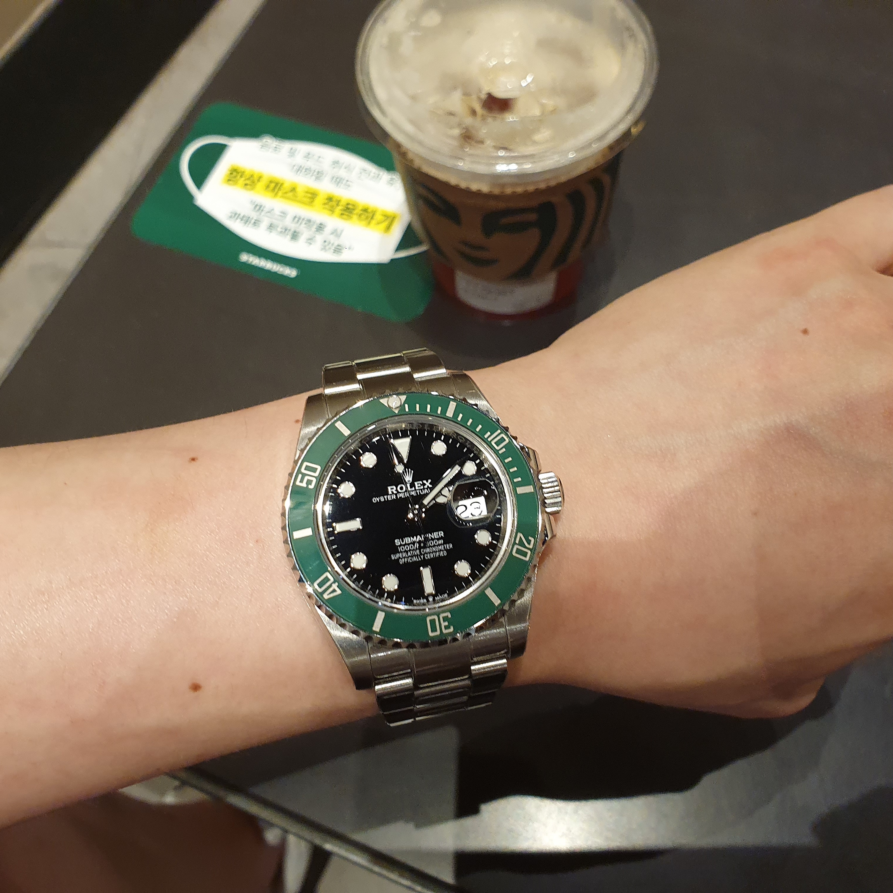 Rolex Submariner Date 41mm 126610LV Black Oyster 착용 스타일