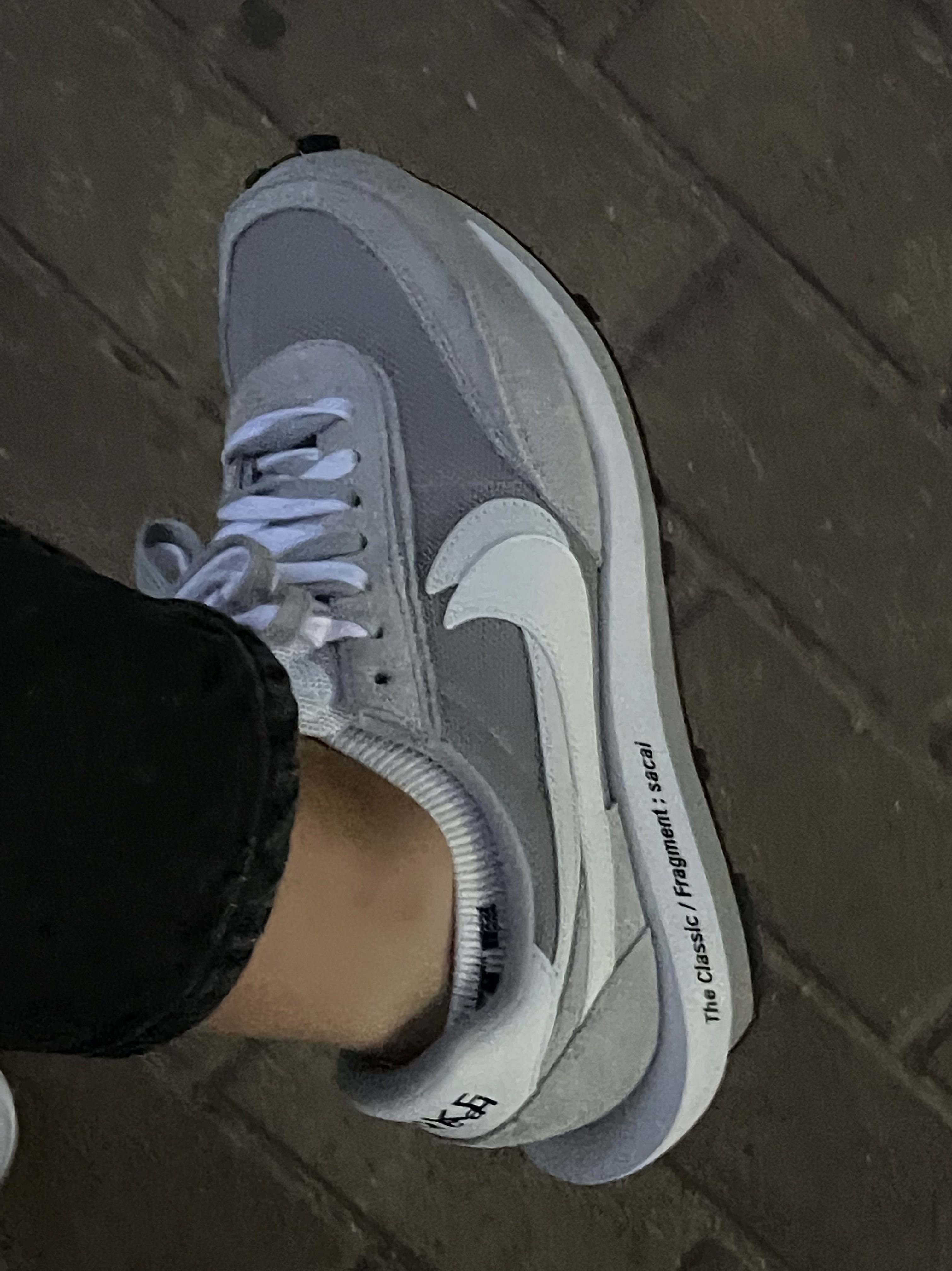 Nike x Sacai x Fragment LDWaffle Light Smoke Grey 착용 스타일 - 3