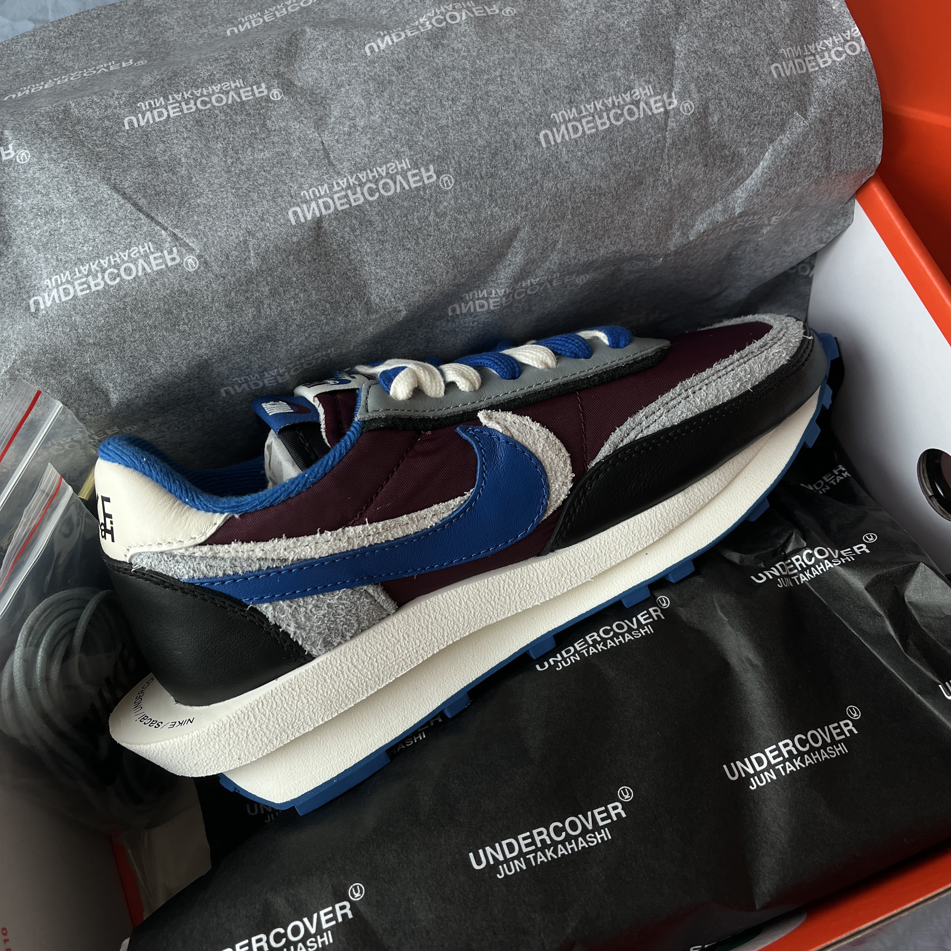 Nike x Sacai x Undercover LDWaffle Night Maroon Team Royal 착용 스타일 - 1