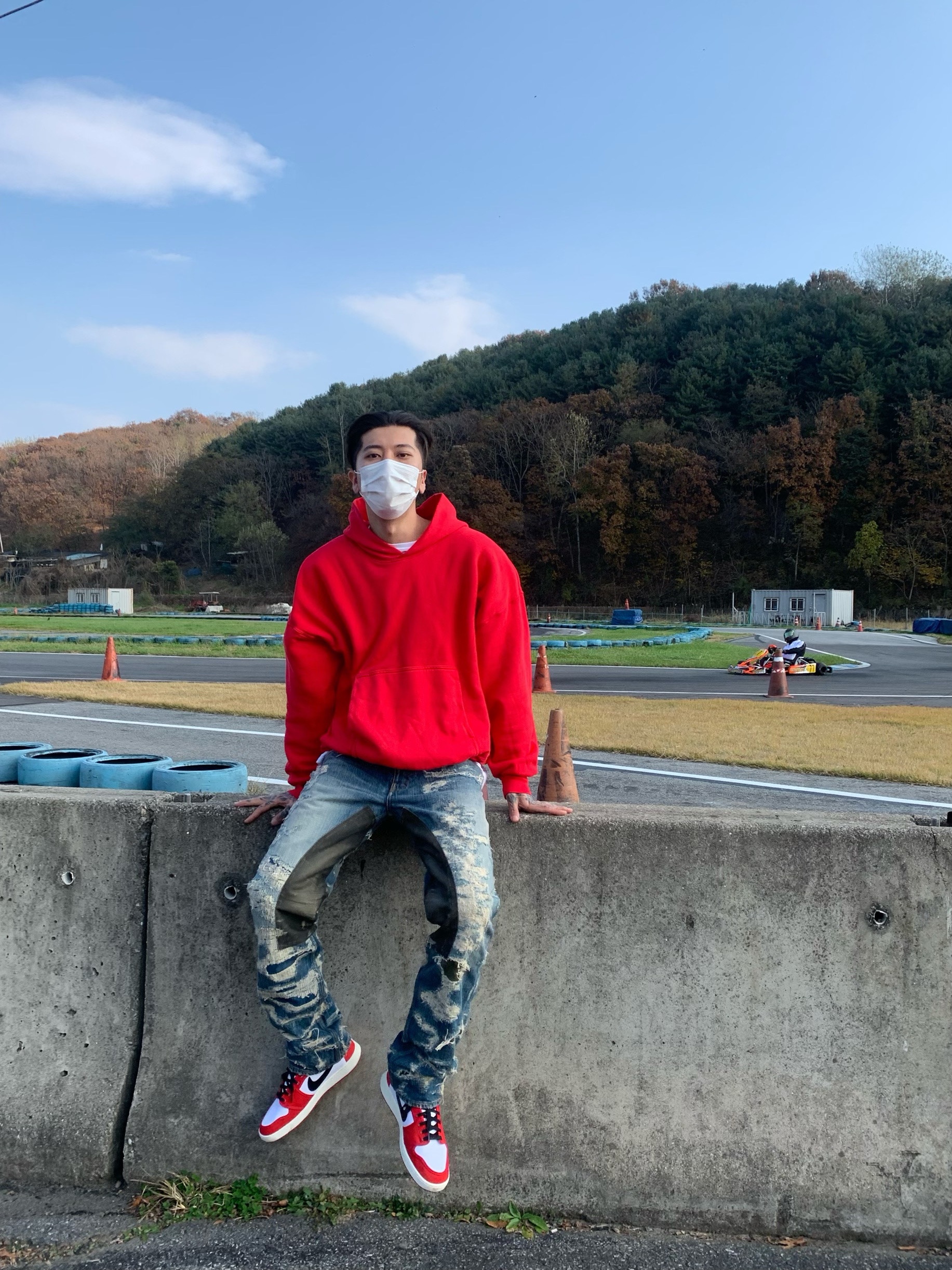 Jordan 1 KO Chicago 2021, Yeezy Gap Hoodie Red 착용 스타일 - 4