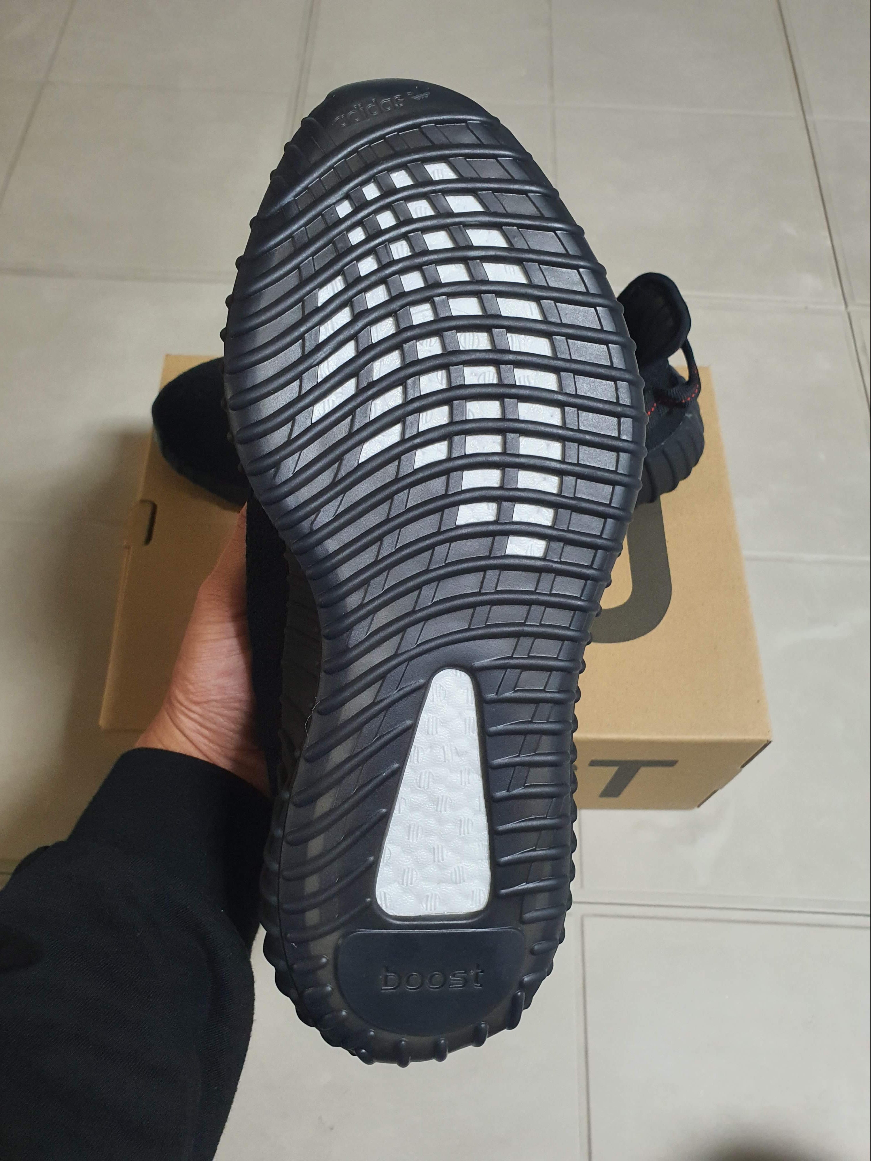Adidas Yeezy Boost 350 V2 Black Red 2020 착용 스타일 - 3