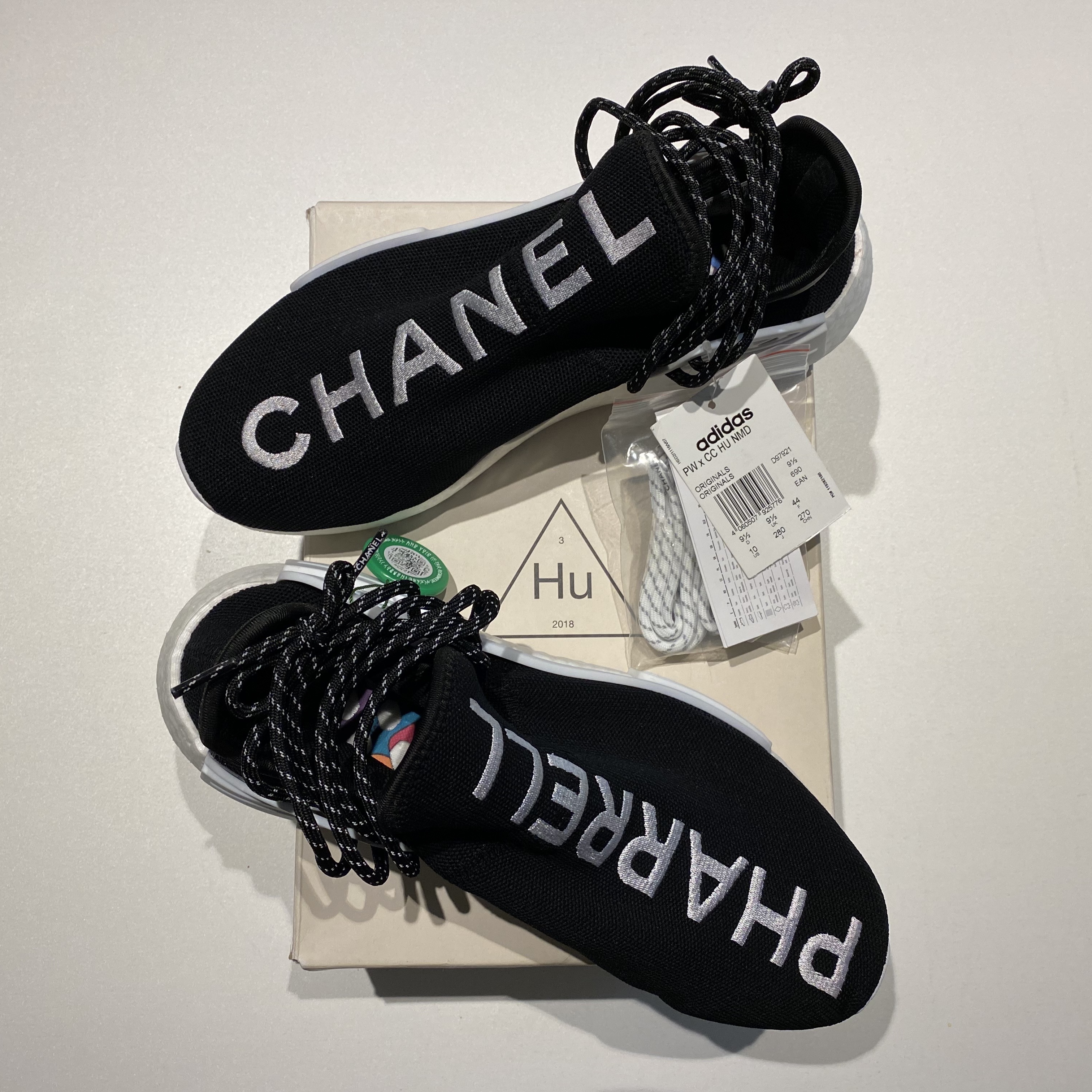 Adidas x Chanel x Pharrell Williams Hu NMD 착용 스타일 - 2