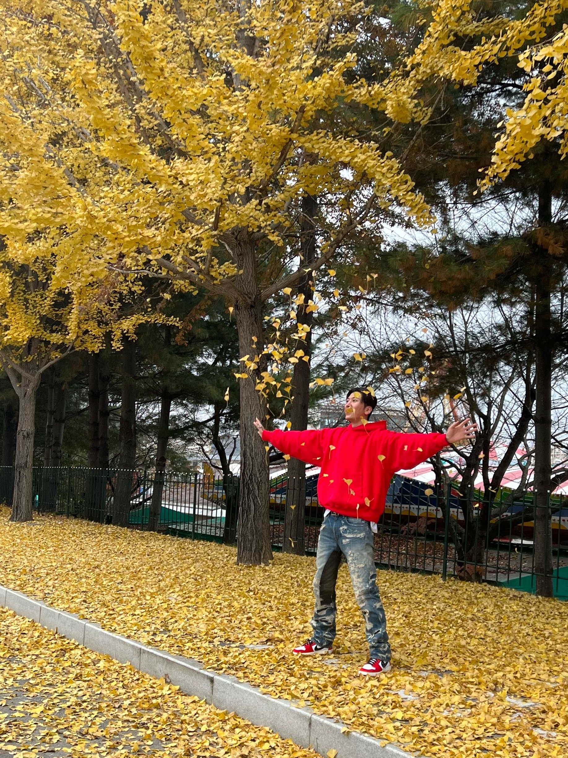 Jordan 1 KO Chicago 2021, Yeezy Gap Hoodie Red 착용 스타일 - 2