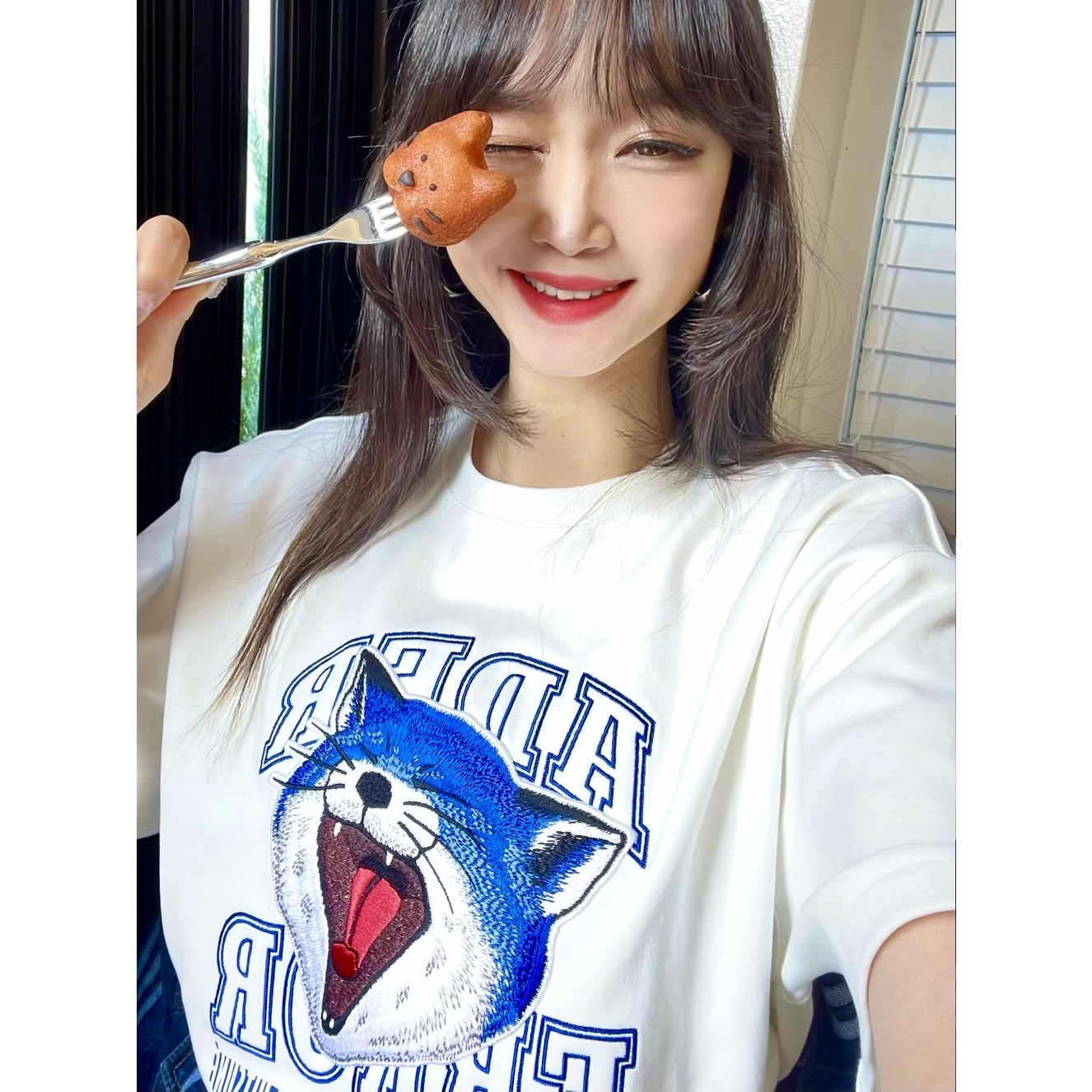 Maison Kitsune x Ader Error Yawn Fox T-Shirt Off White 착용 스타일 - 3