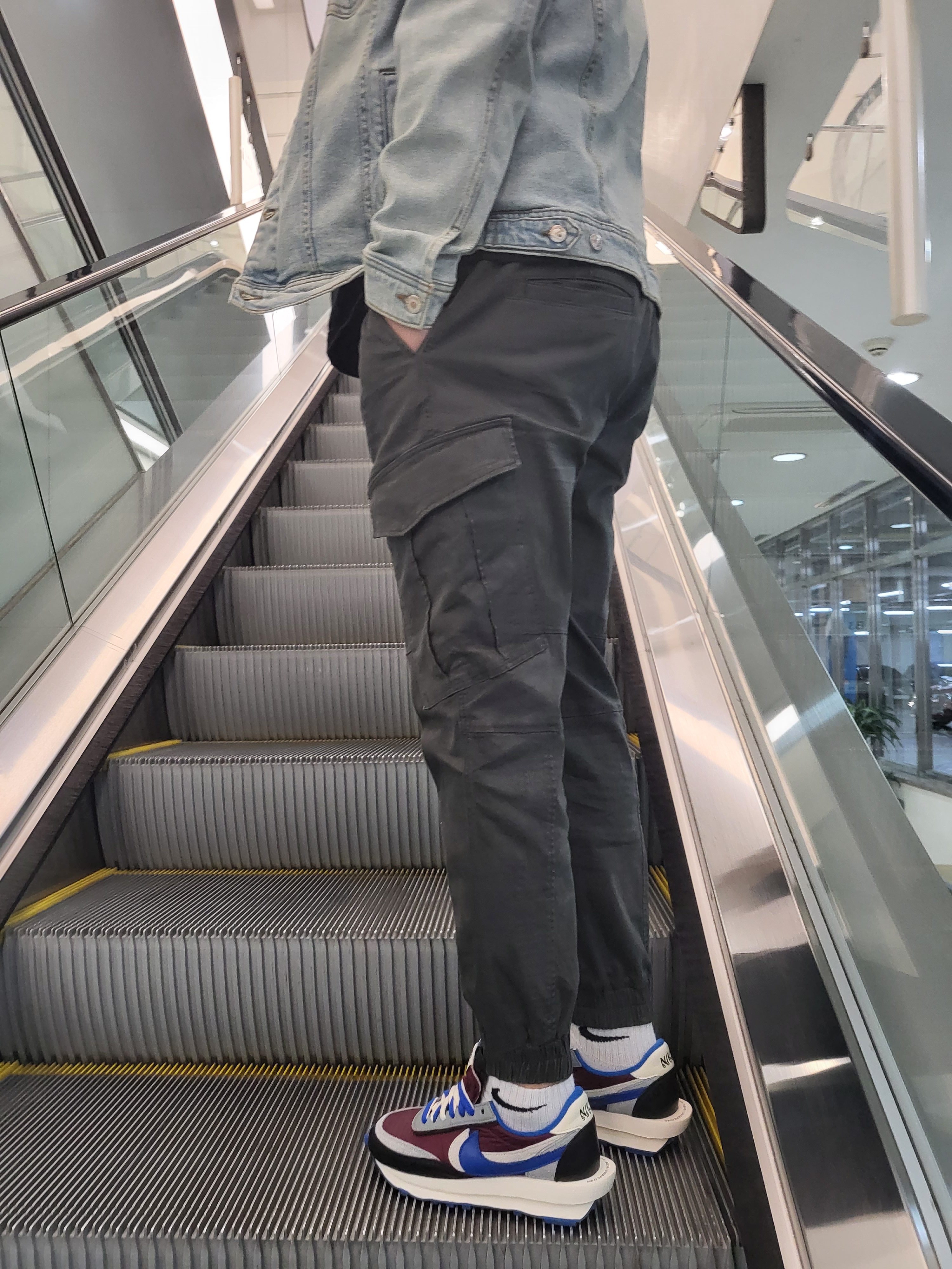 Nike x Sacai x Undercover LDWaffle Night Maroon Team Royal 착용 스타일