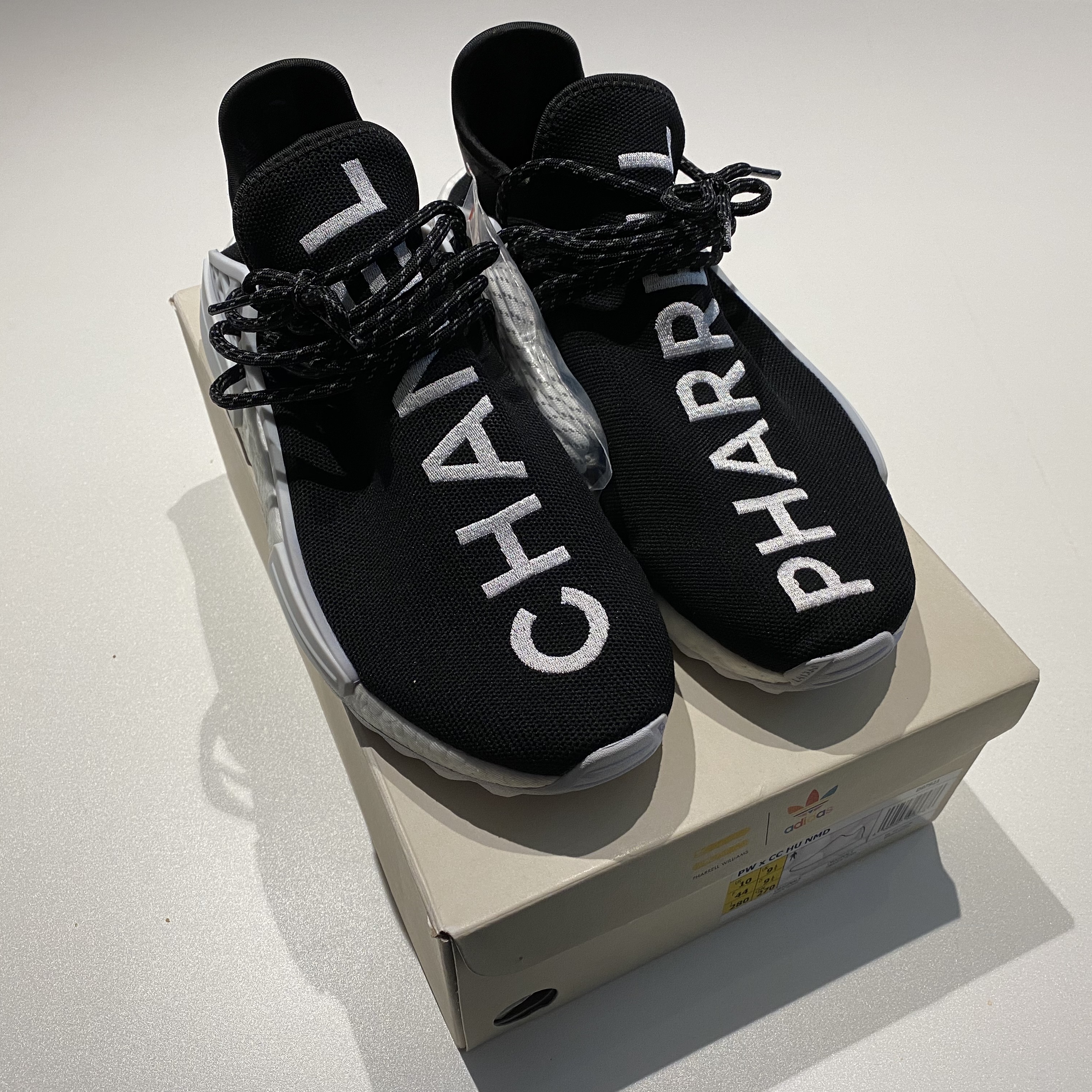 Adidas x Chanel x Pharrell Williams Hu NMD 착용 스타일 - 1