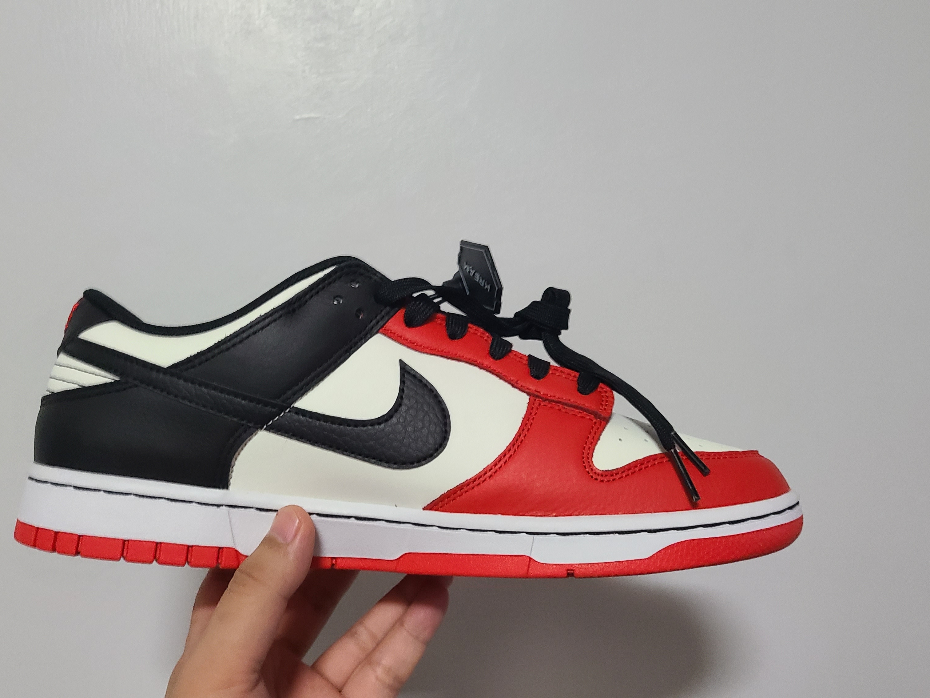 Nike x NBA Dunk Low Retro EMB Black and Chile Red 착용 스타일