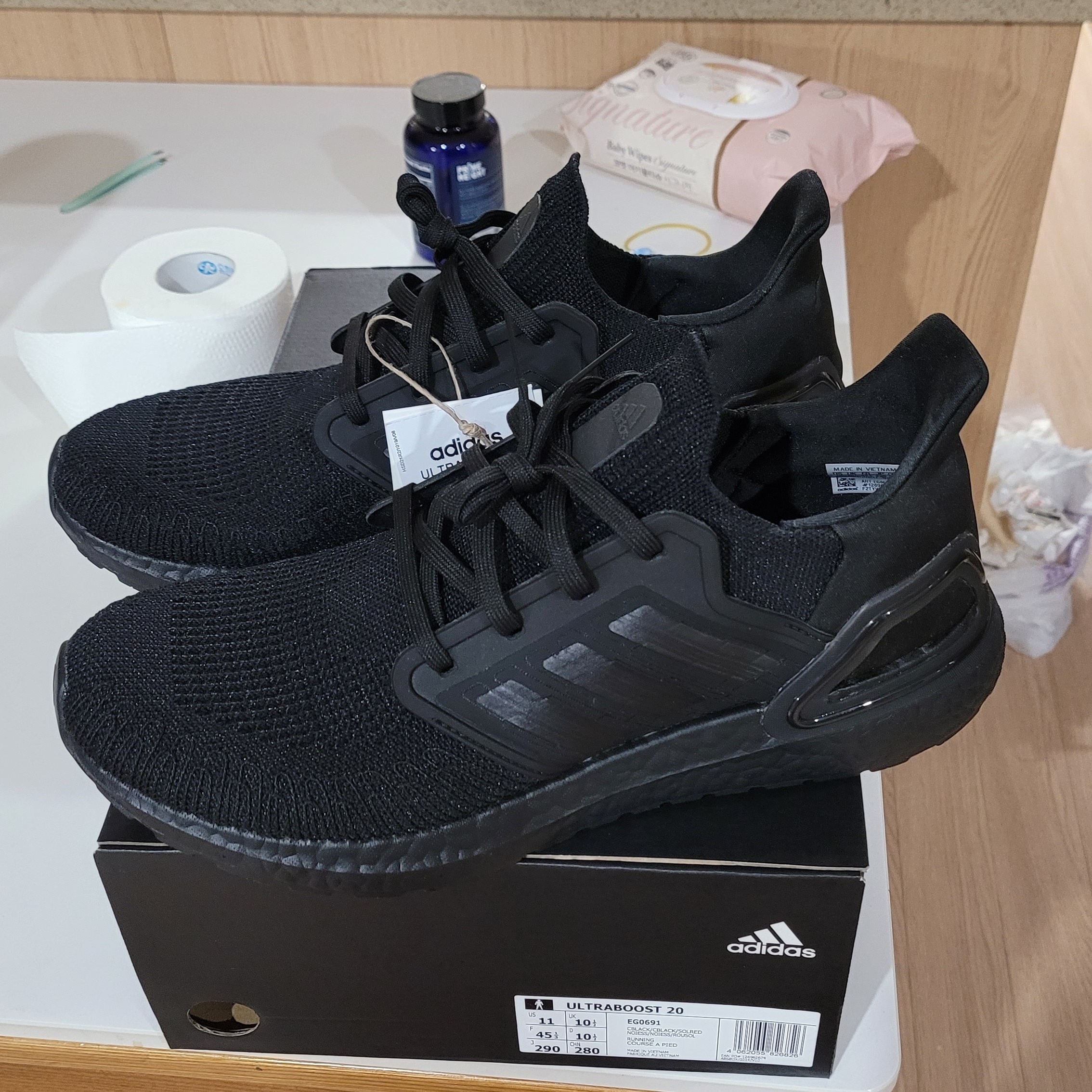 Adidas Ultraboost 20 Triple Black 착용 스타일 - 1