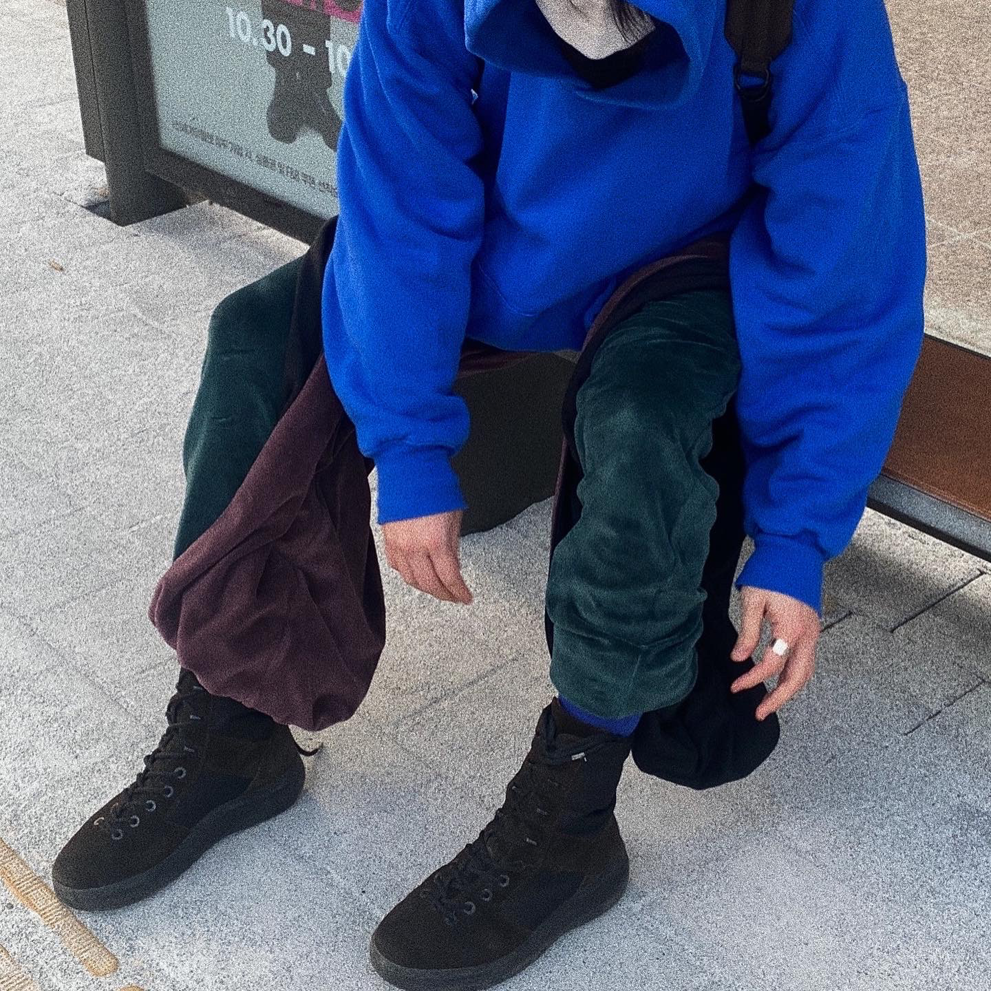 Yeezy Gap Hoodie Blue 착용 스타일