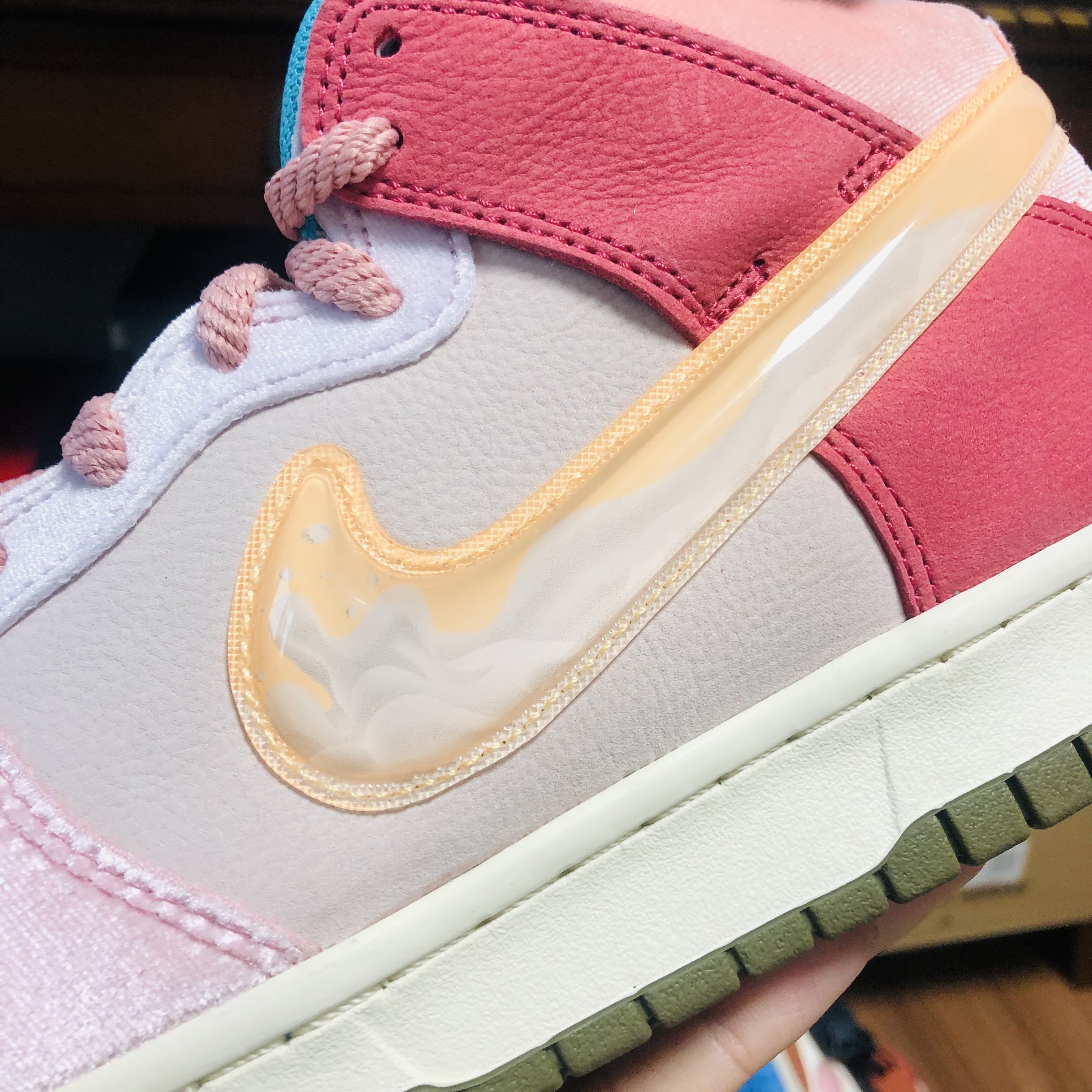 Nike x Social Status Dunk Mid Free Lunch Strawberry Milk, Nike x Social Status Dunk Mid Free Lunch Chocolate Milk 착용 스타일 - 2