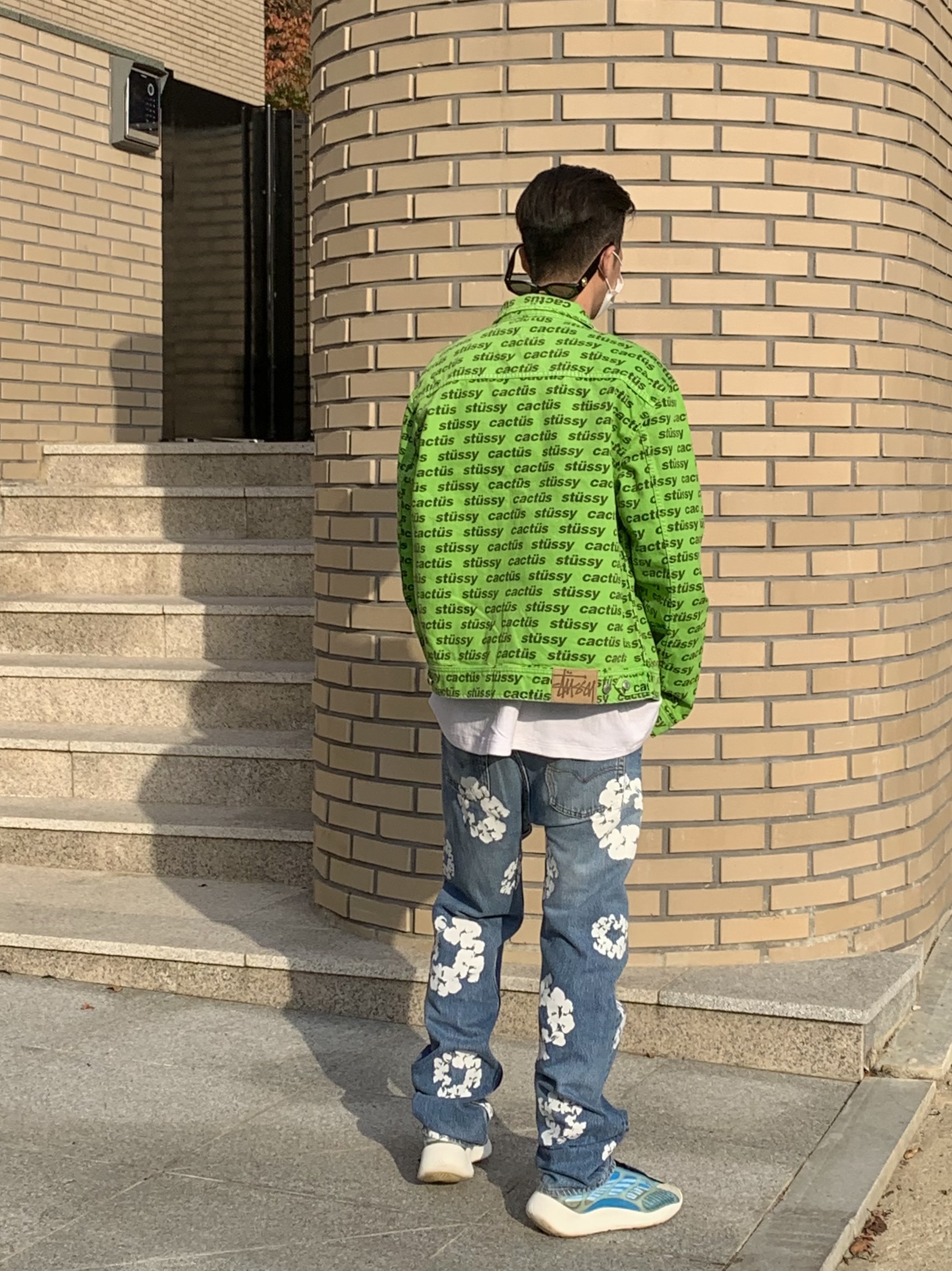 Adidas Yeezy 700 V3 Arzareth, Stussy x Cactus Plant Flea Market Work Jacket 착용 스타일 - 4