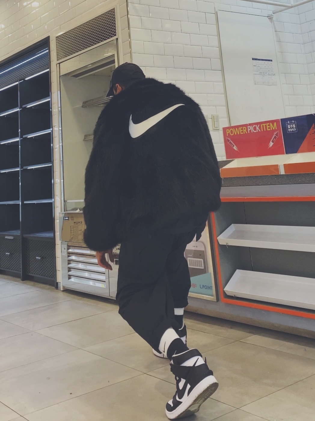 Nike x Ambush Dunk High Black, (W) Nike x Ambush Reversible Faux-Fur Coat Black 착용 스타일 - 2