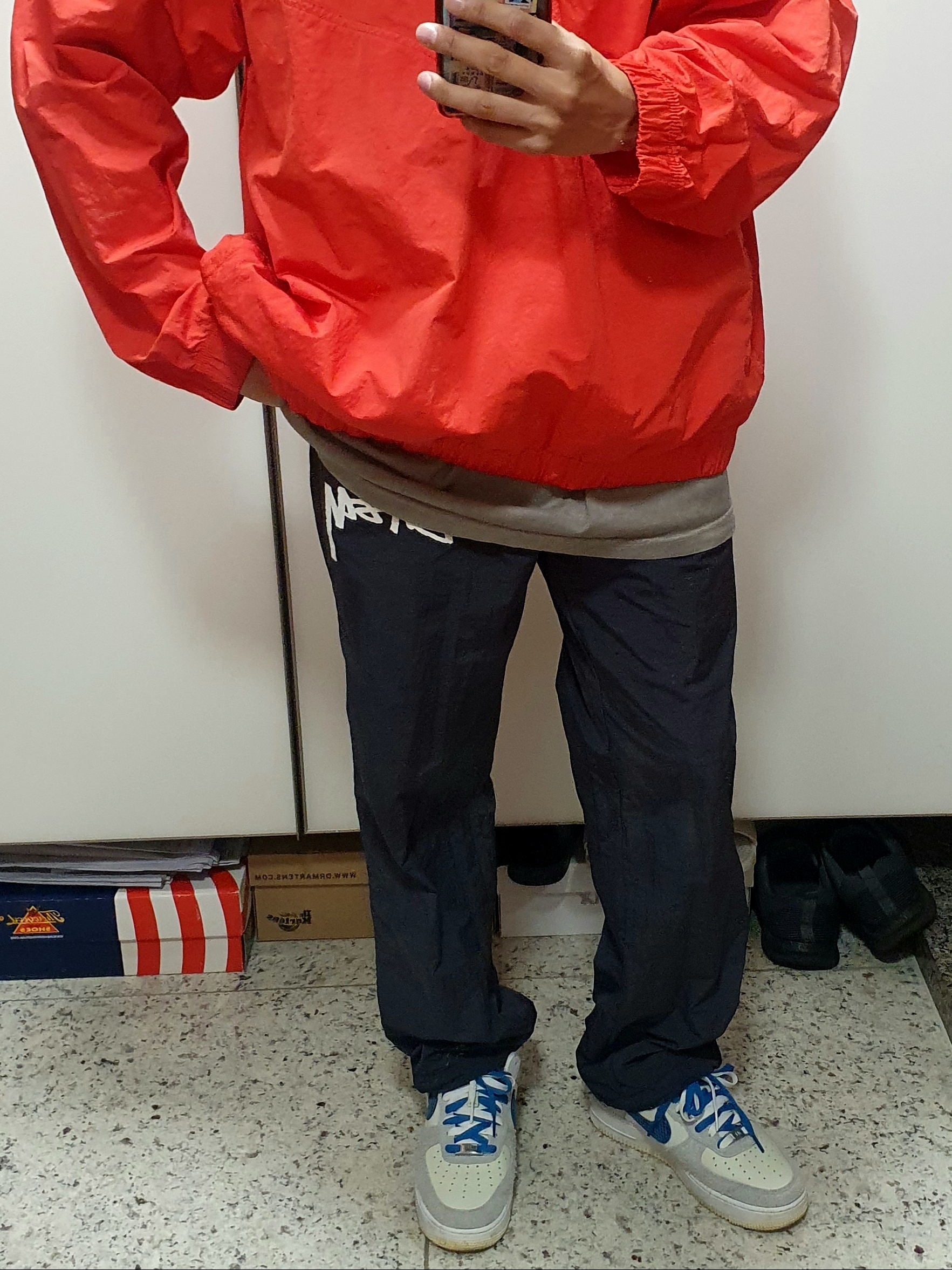 Nike x Stussy Windrunner Jacket Habanero Red, Nike x Stussy Beach Pants Off Noir 착용 스타일 - 2
