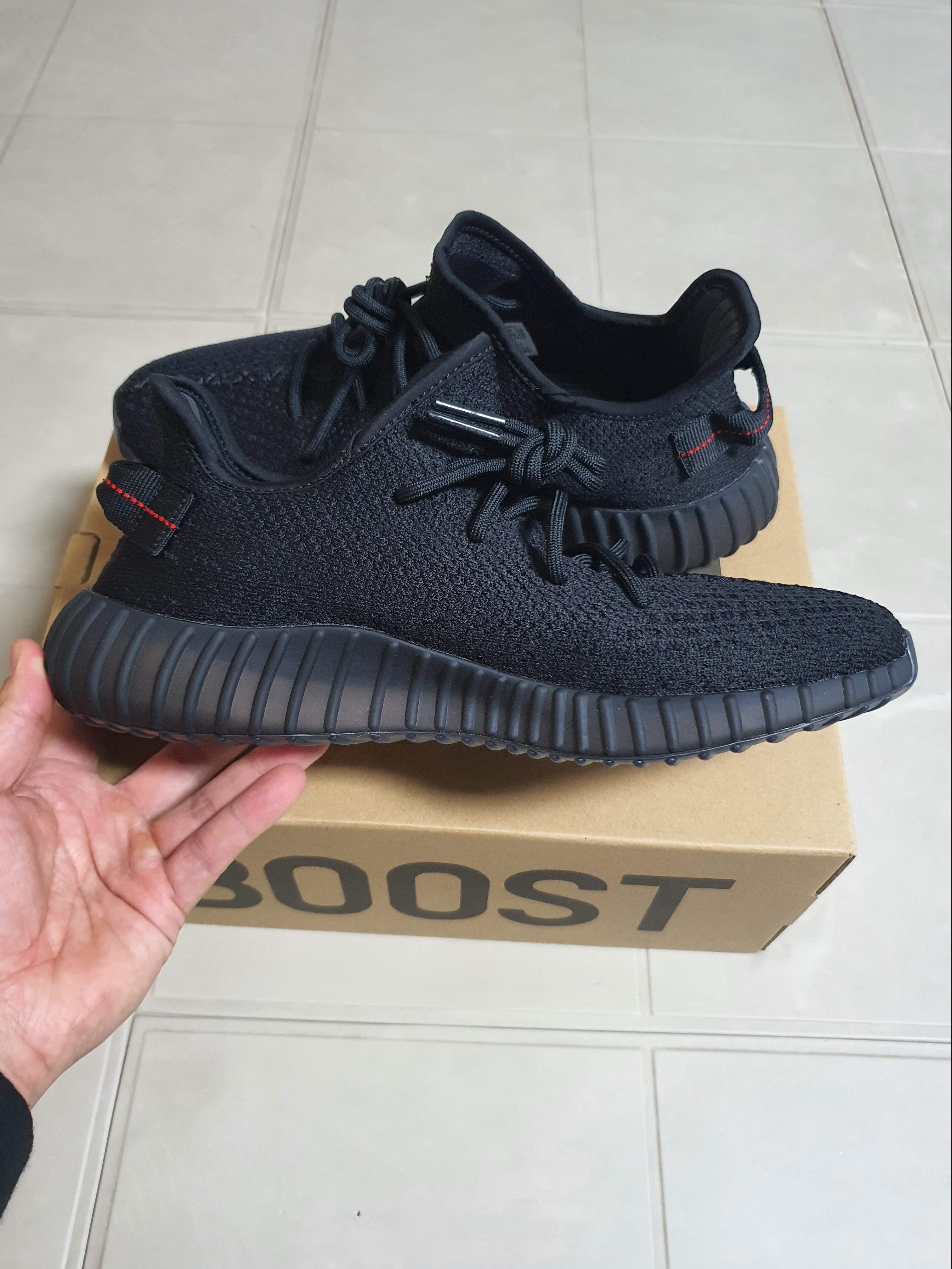 Adidas Yeezy Boost 350 V2 Black Red 2020 착용 스타일 - 2