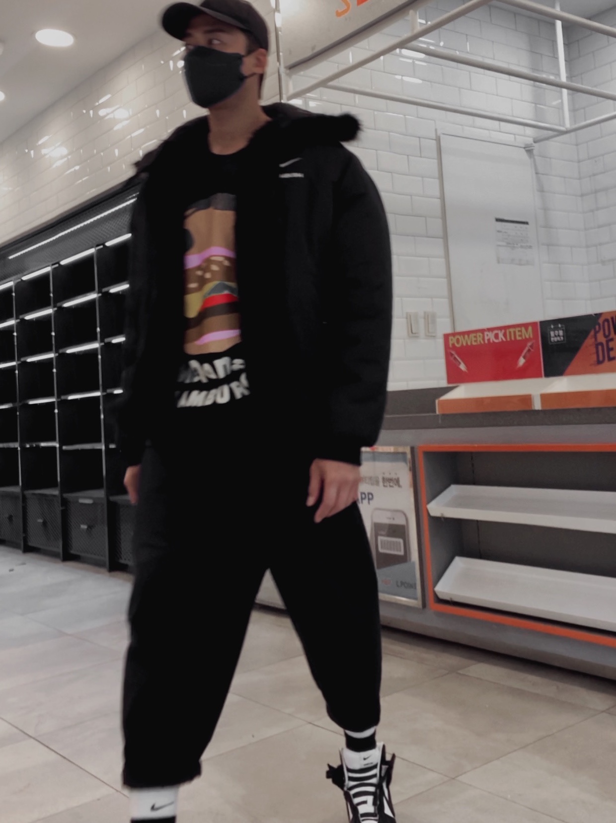 Nike x Ambush Dunk High Black, (W) Nike x Ambush Reversible Faux-Fur Coat Black 착용 스타일 - 4