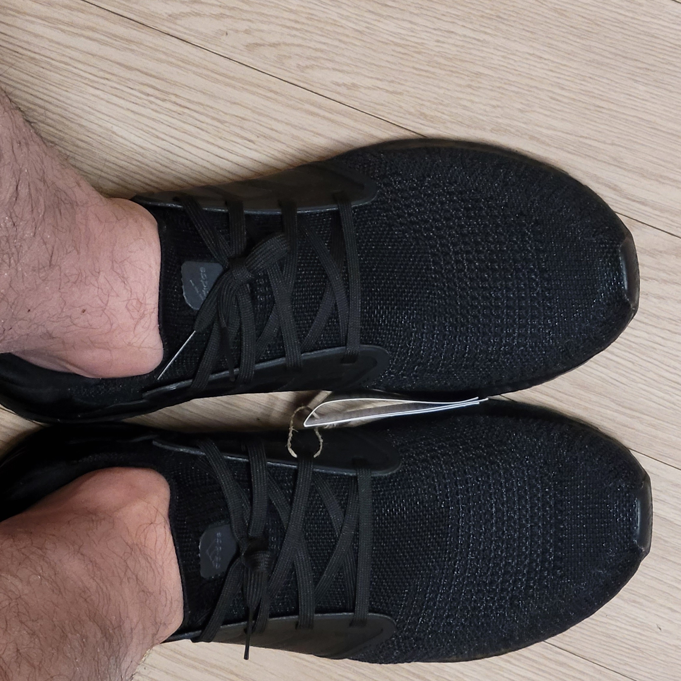 Adidas Ultraboost 20 Triple Black 착용 스타일 - 5