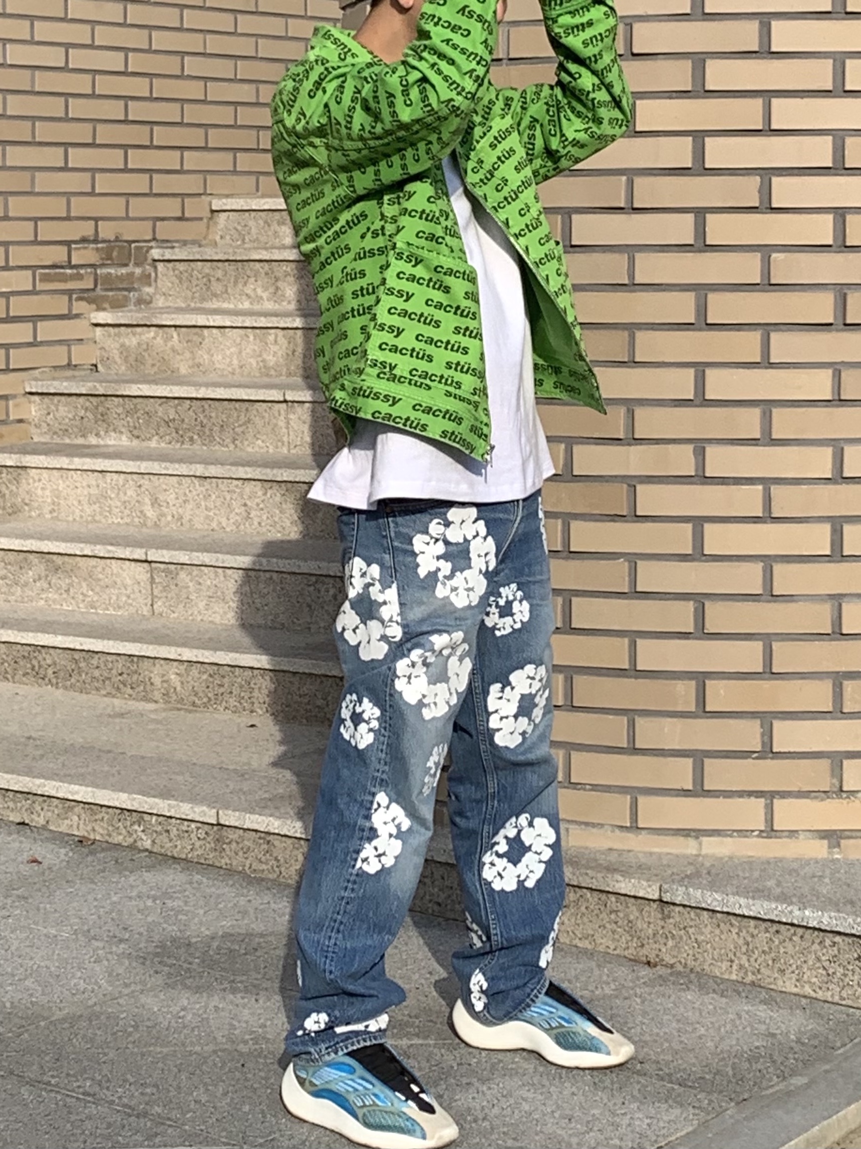 Adidas Yeezy 700 V3 Arzareth, Stussy x Cactus Plant Flea Market Work Jacket 착용 스타일 - 3