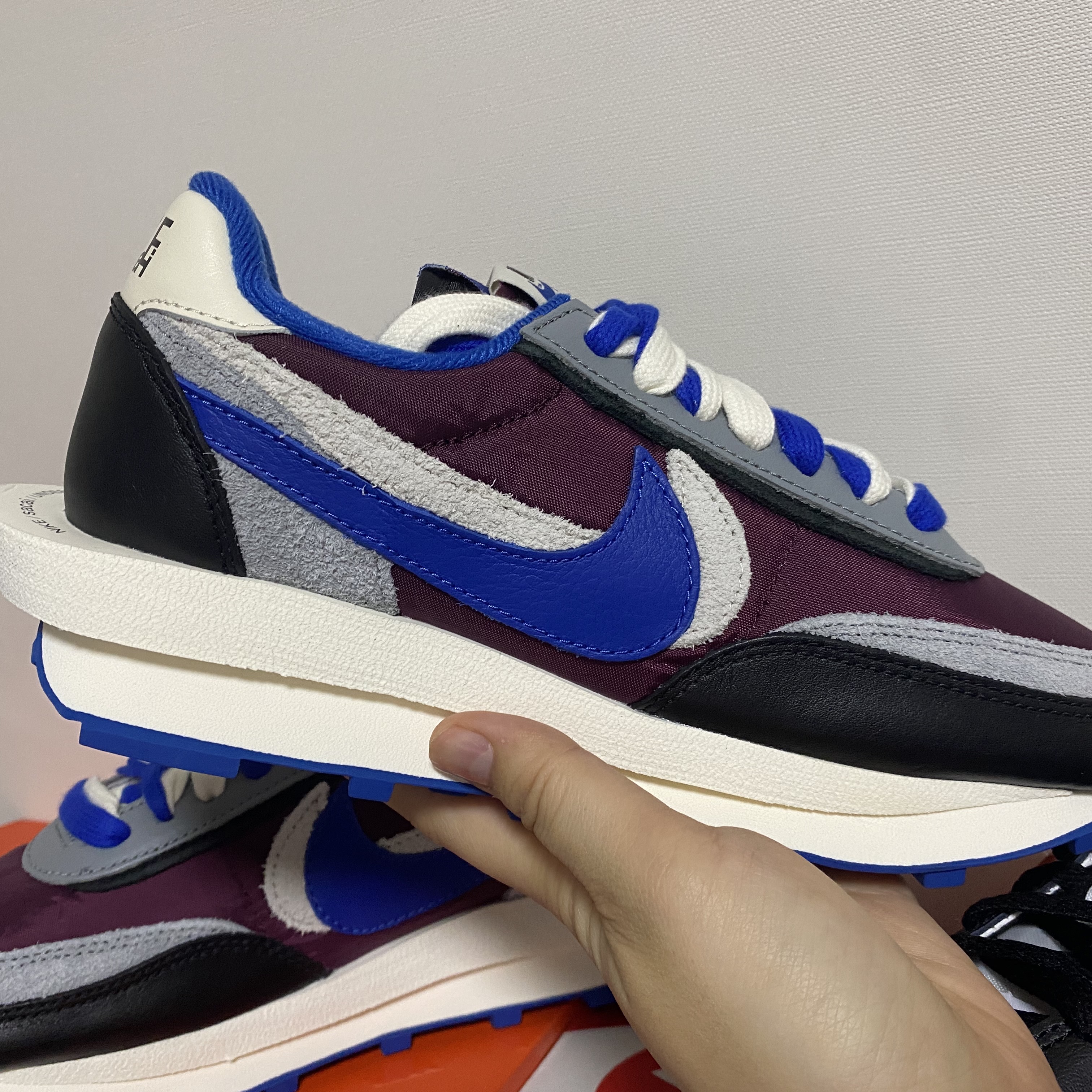 Nike x Sacai x Undercover LDWaffle Night Maroon Team Royal 착용 스타일 - 2