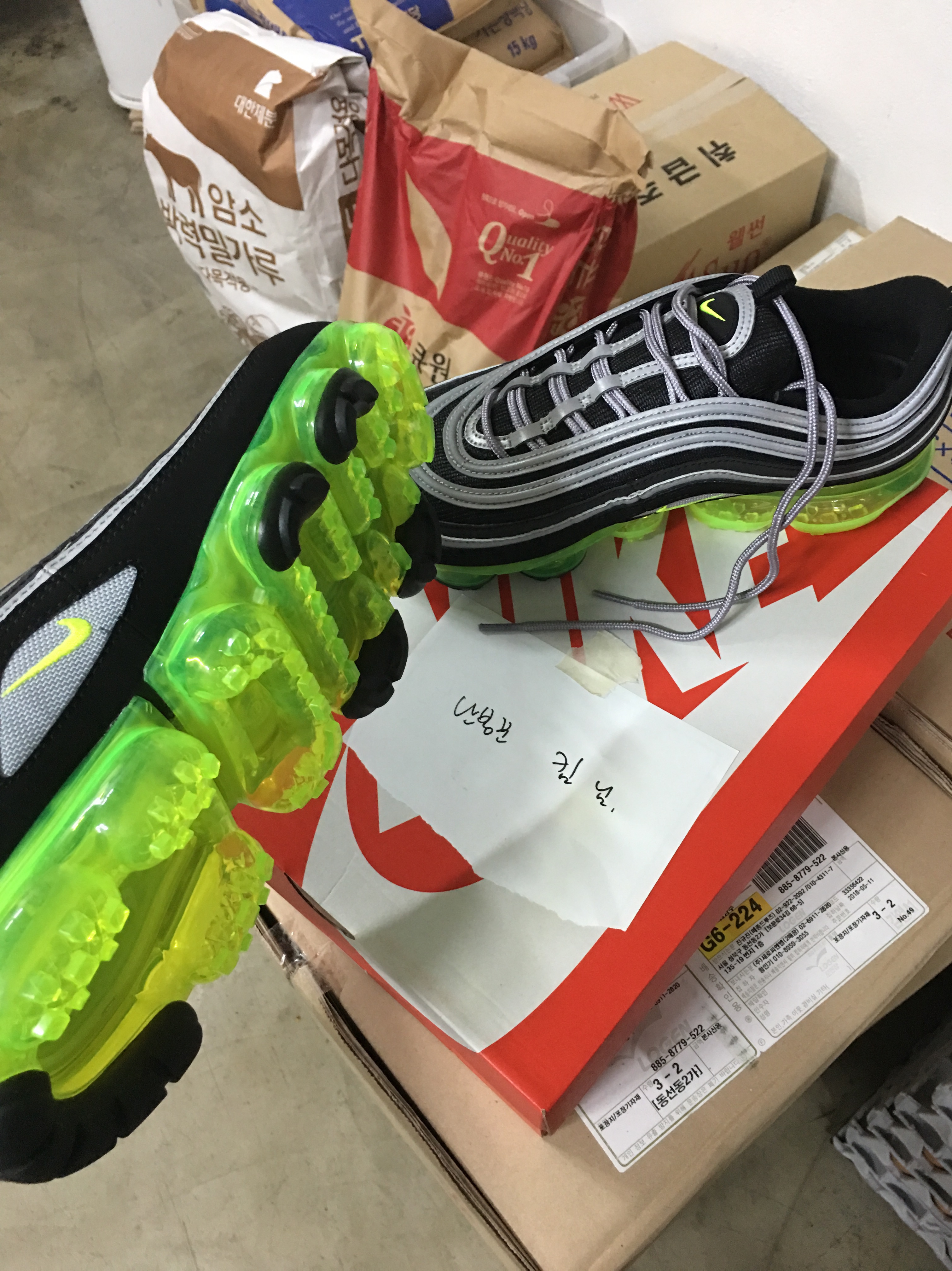 Nike Air VaporMax 97 Black Volt, Chanel Classic Card Holder Lambskin & Silver Black 착용 스타일 - 1