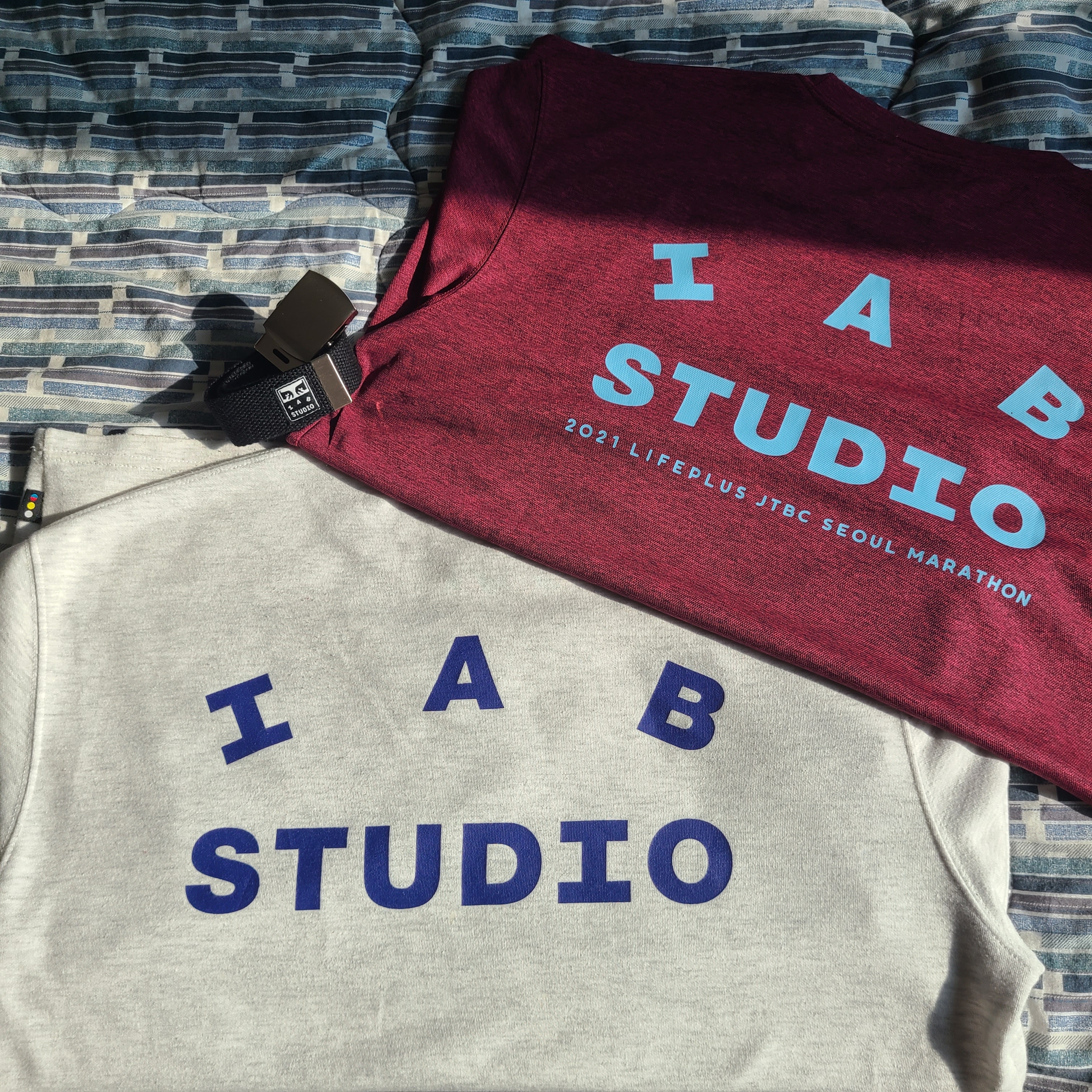 IAB Studio x JTBC 2021 Life Plus Seoul Marathon Pack Red, IAB Studio Long Sleeve Light Gray 착용 스타일 - 1