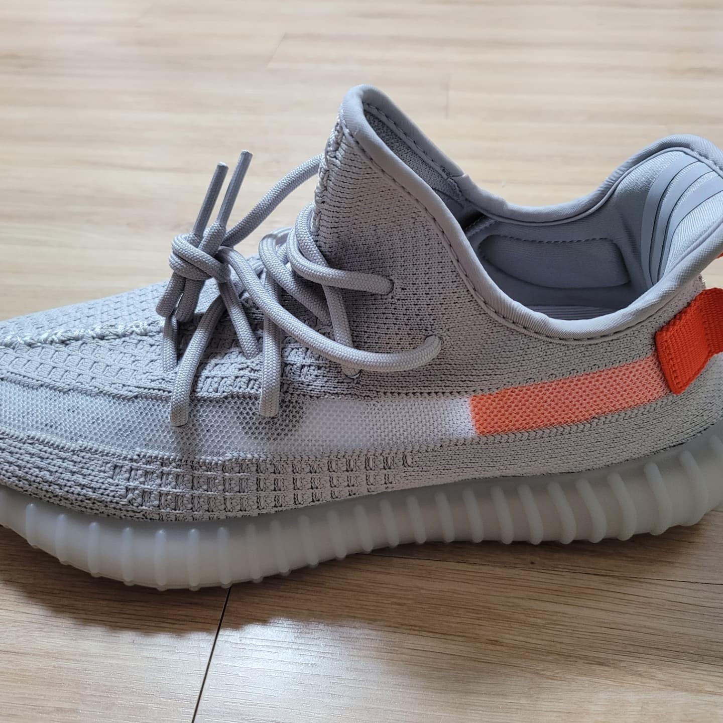 Adidas Yeezy Boost 350 V2 Tail Light 착용 스타일