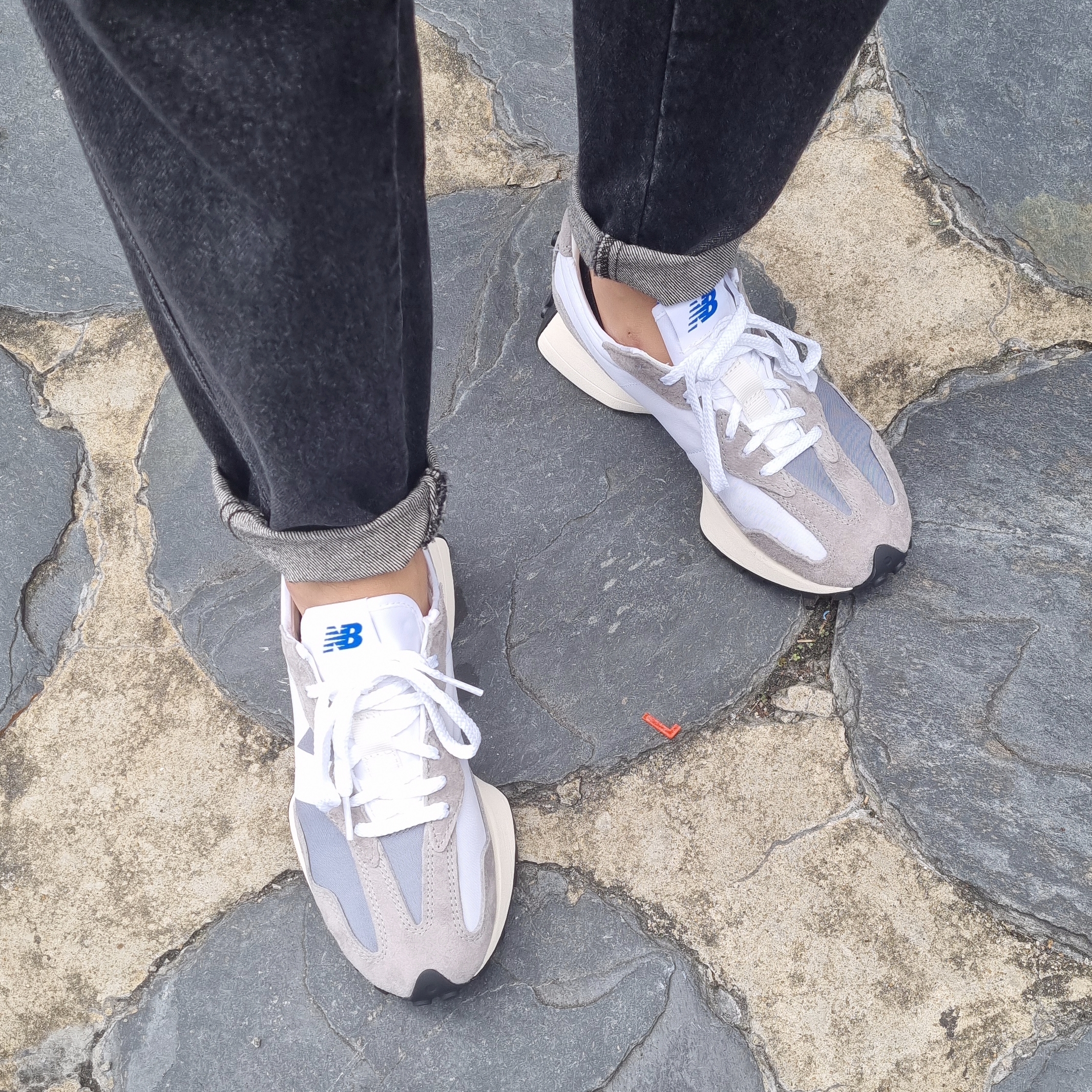New Balance 327 Grey 착용 스타일