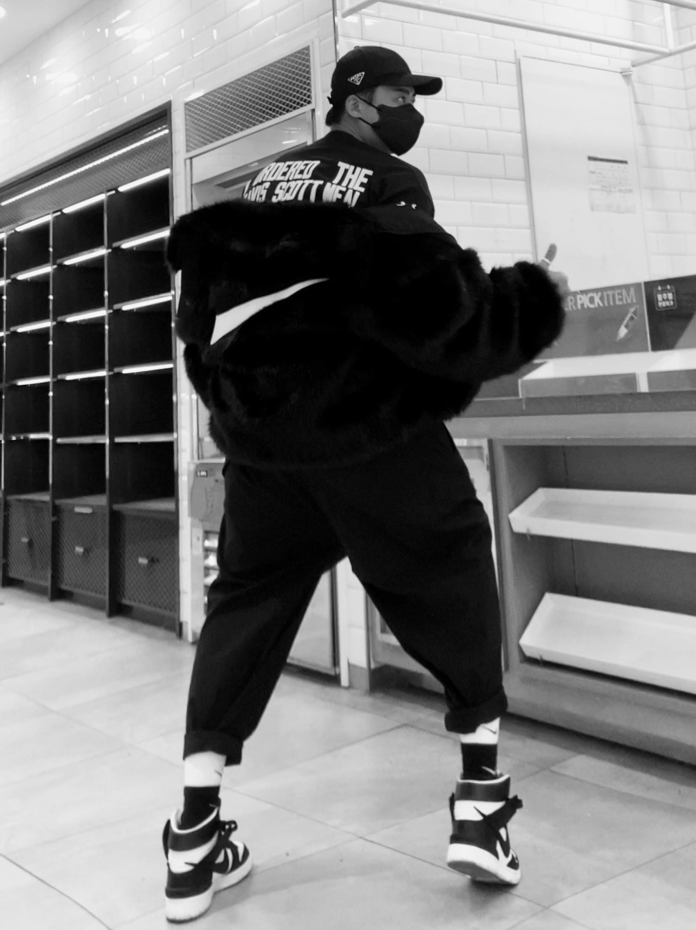 Nike x Ambush Dunk High Black, (W) Nike x Ambush Reversible Faux-Fur Coat Black 착용 스타일 - 5