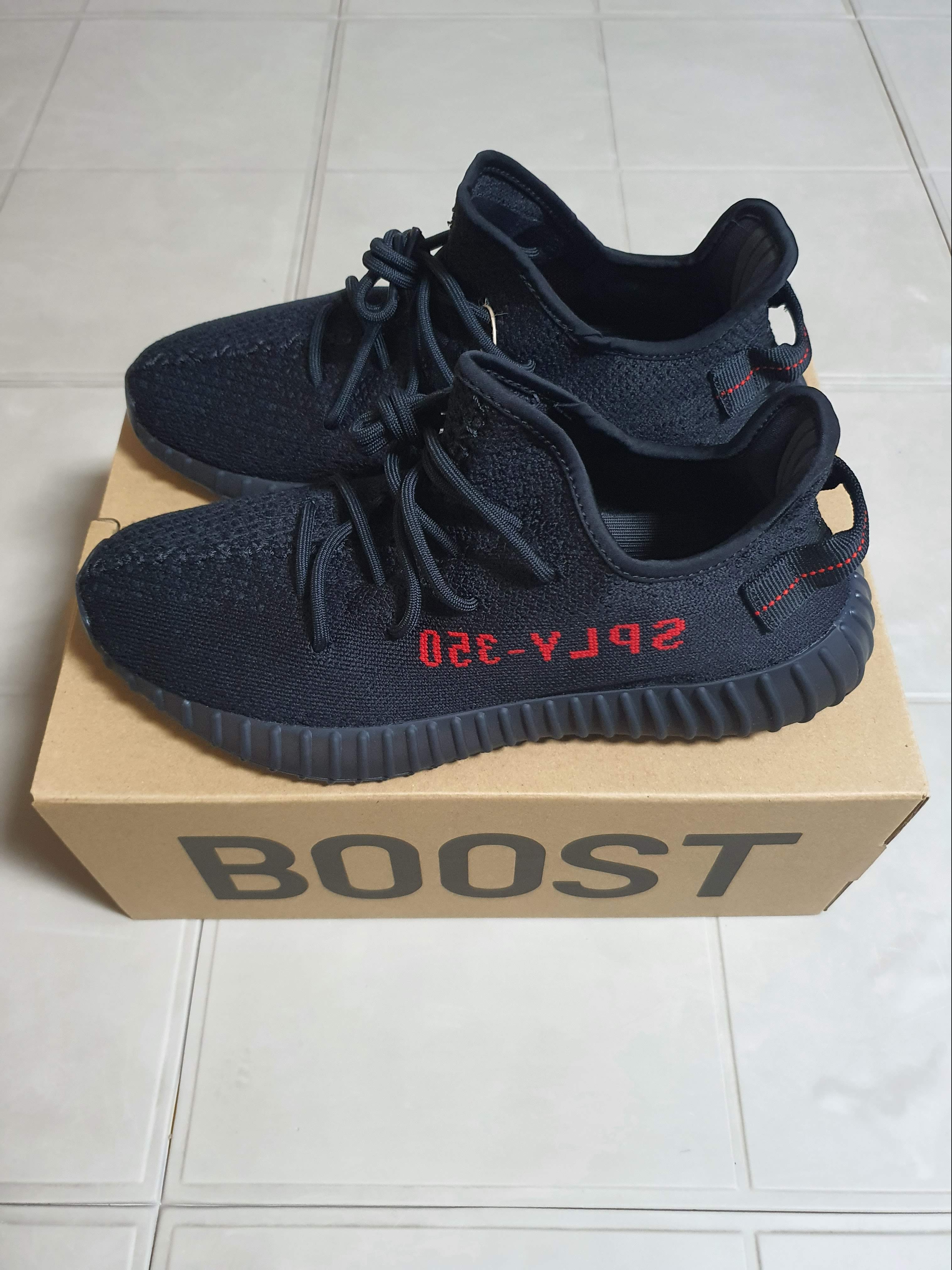 Adidas Yeezy Boost 350 V2 Black Red 2020 착용 스타일 - 1