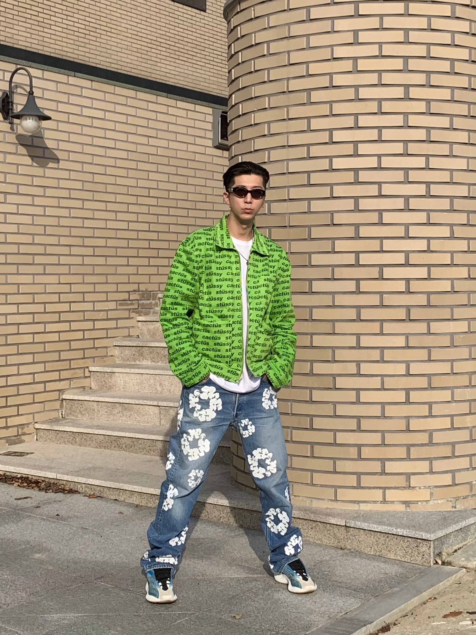 Adidas Yeezy 700 V3 Arzareth, Stussy x Cactus Plant Flea Market Work Jacket 착용 스타일 - 2