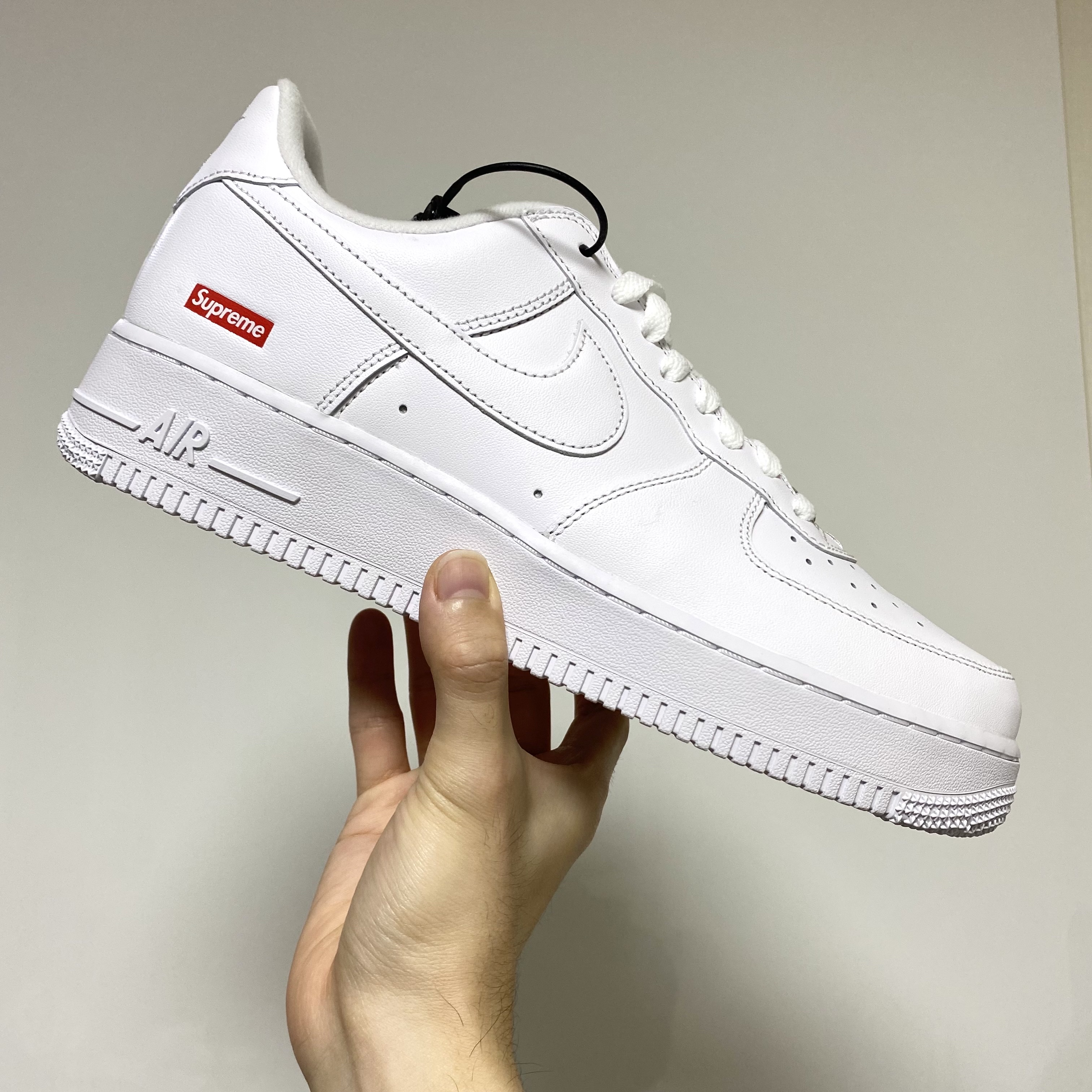 Nike x Supreme Air Force 1 Low White 착용 스타일 - 2