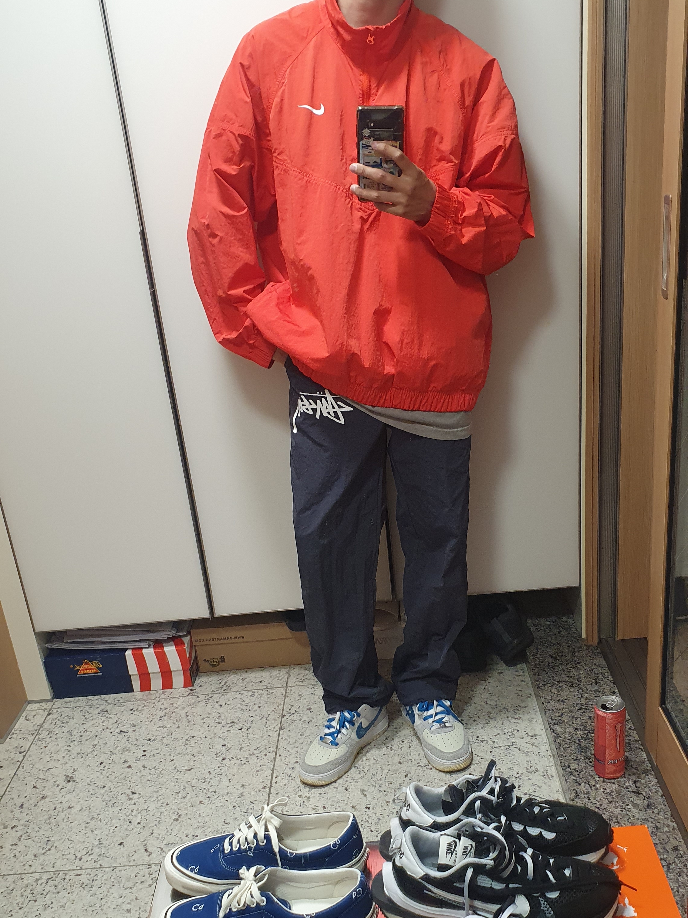 Nike x Stussy Windrunner Jacket Habanero Red, Nike x Stussy Beach Pants Off Noir 착용 스타일 - 3