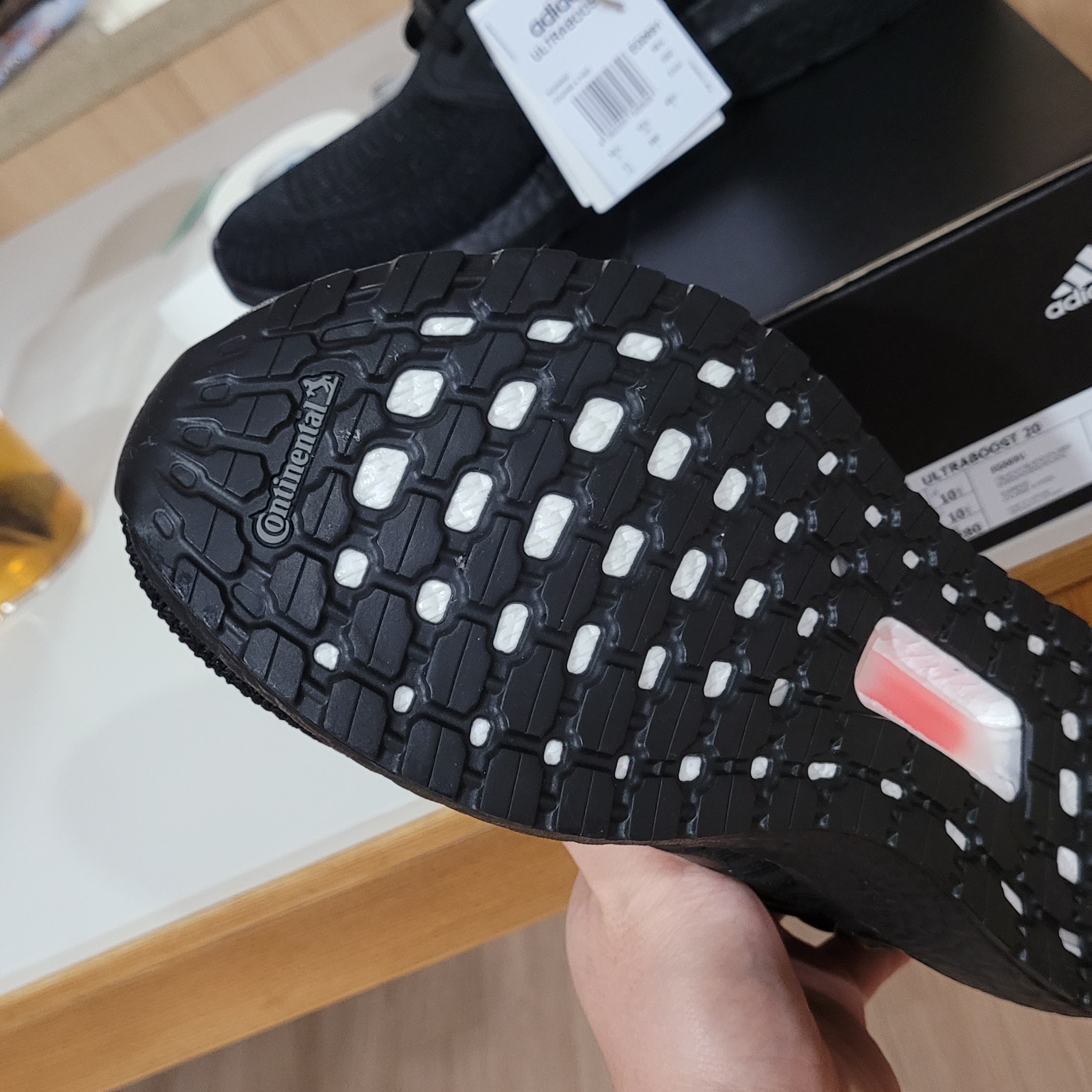 Adidas Ultraboost 20 Triple Black 착용 스타일 - 2