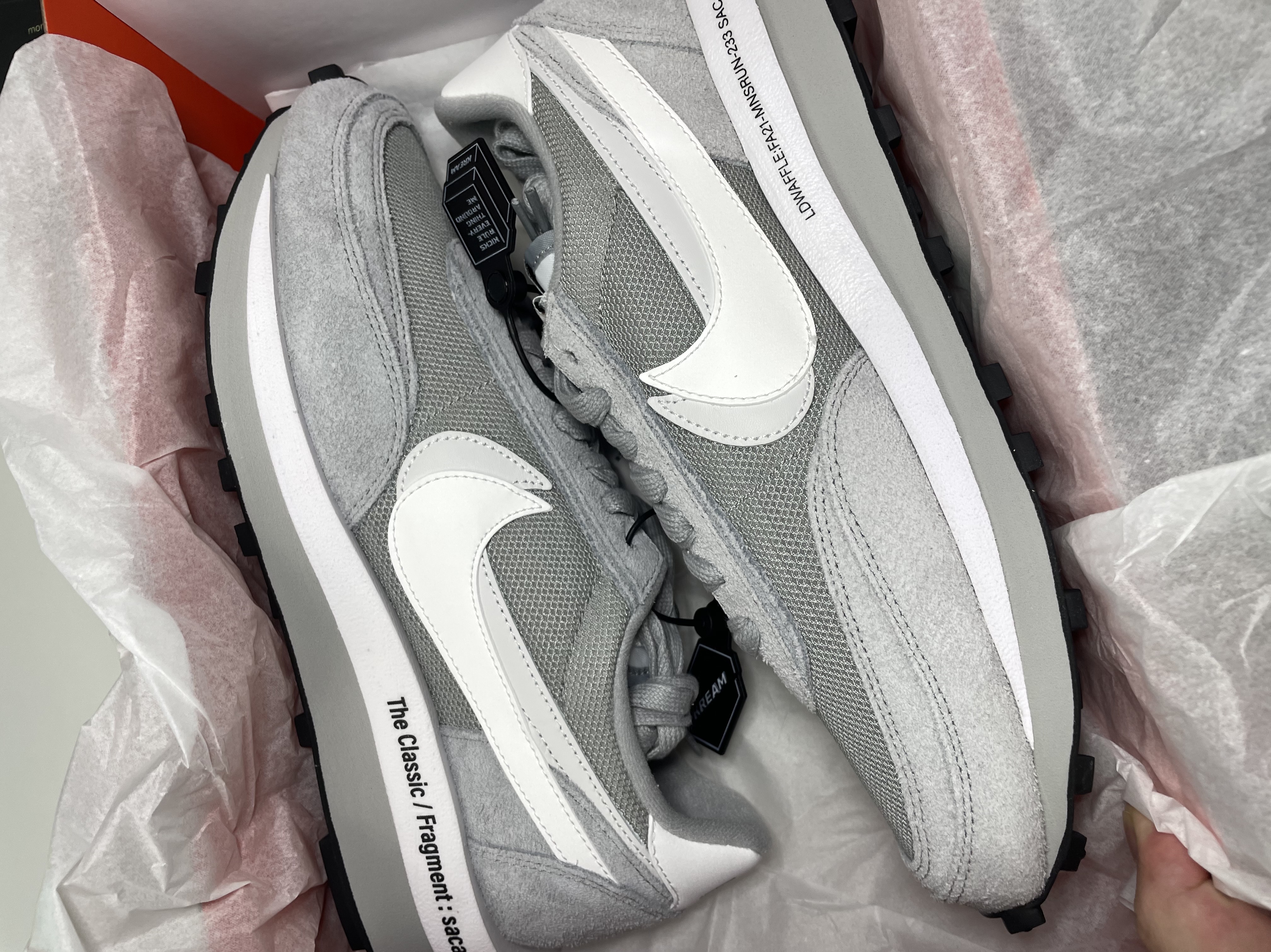 Nike x Sacai x Fragment LDWaffle Light Smoke Grey 착용 스타일 - 2