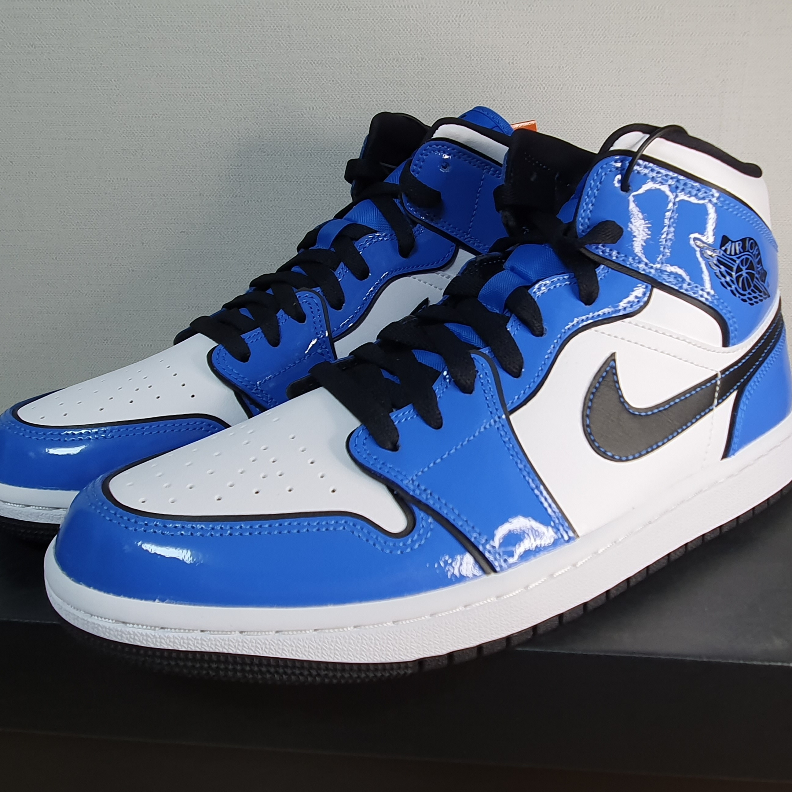 Jordan 1 Mid SE Signal Blue, (GS) Jordan 1 Mid SE Signal Blue 착용 스타일 - 1