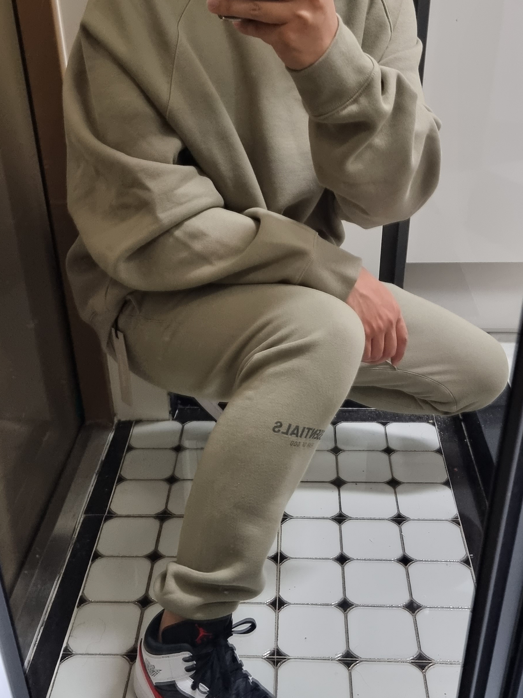 Essentials Pull-Over Hoodie Pistachio - 21FW, Essentials Sweatpants Pistachio - 21FW 착용 스타일