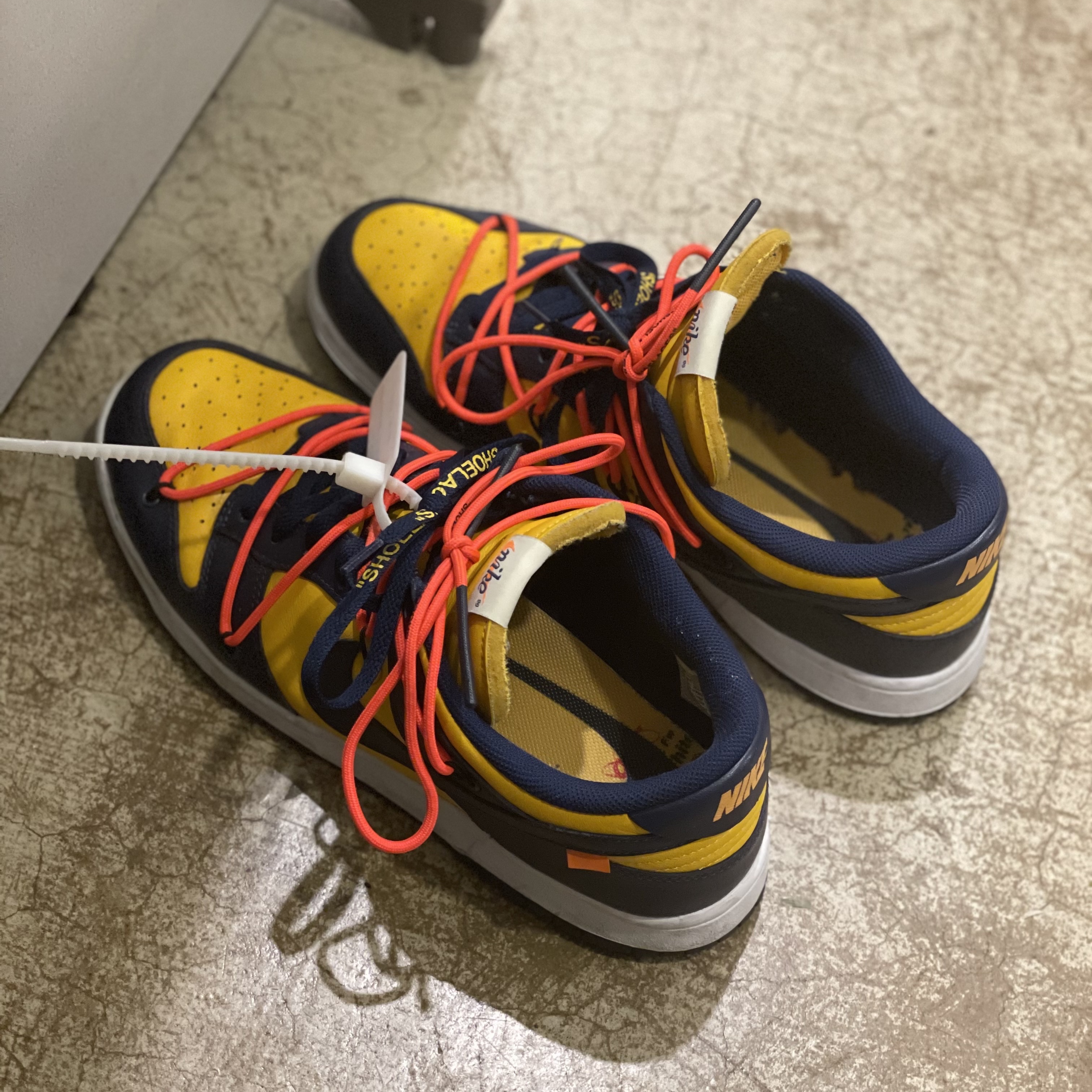 Nike x Off-White Dunk Low University Gold Midnight Navy 착용 스타일