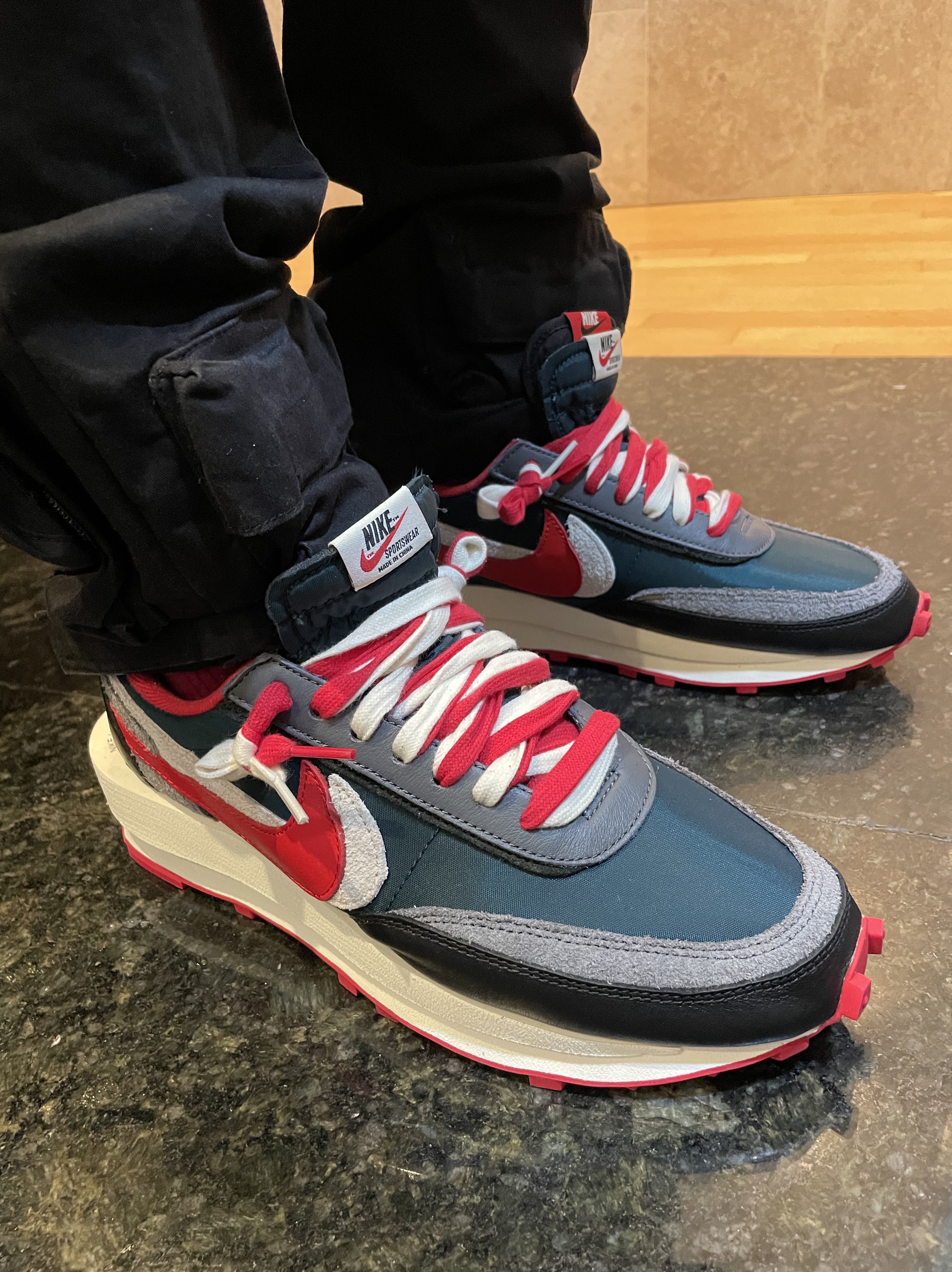 Nike x Sacai x Undercover LDWaffle Midnight Spruce University Red 착용 스타일 - 3