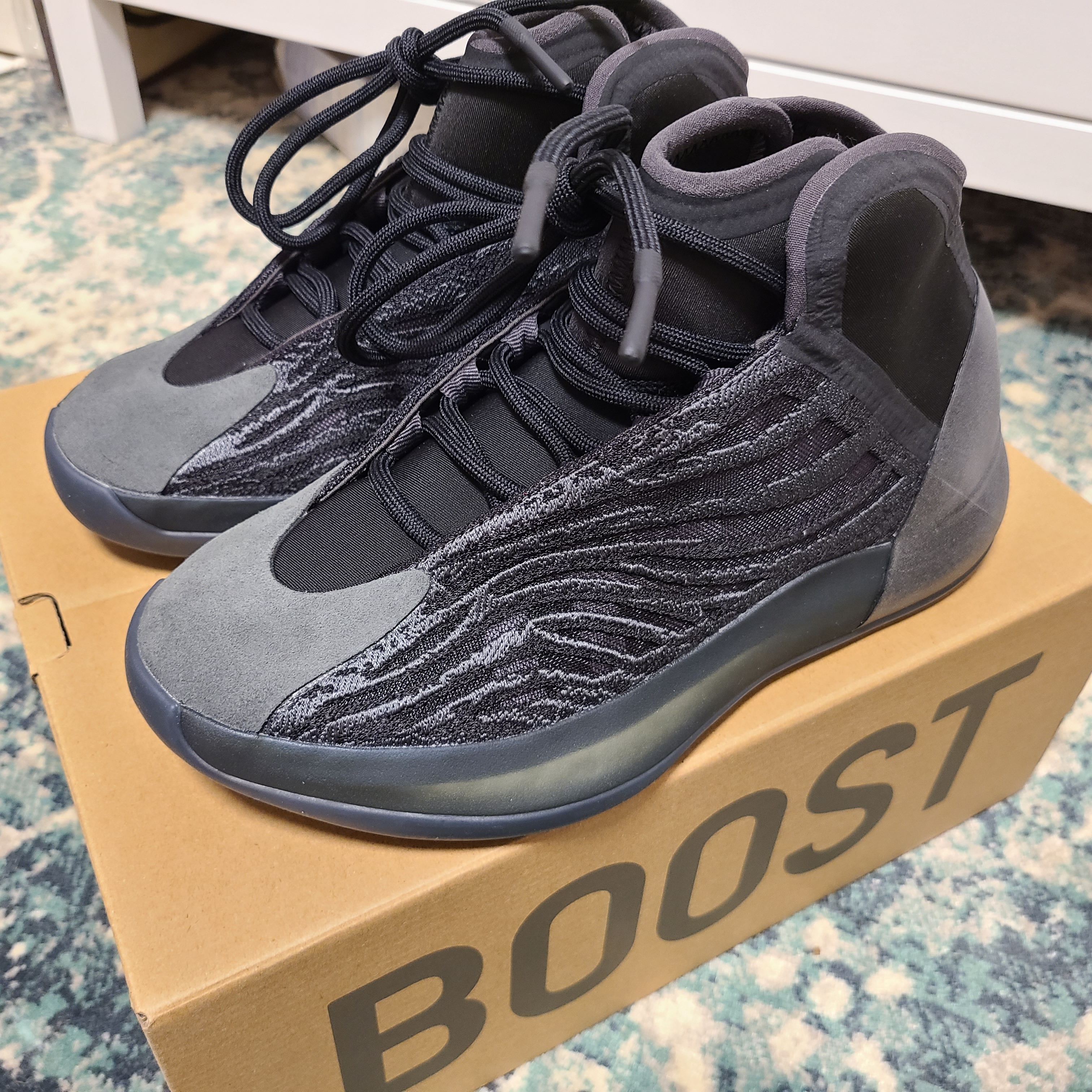 Adidas Yeezy QNTM Onyx 착용 스타일